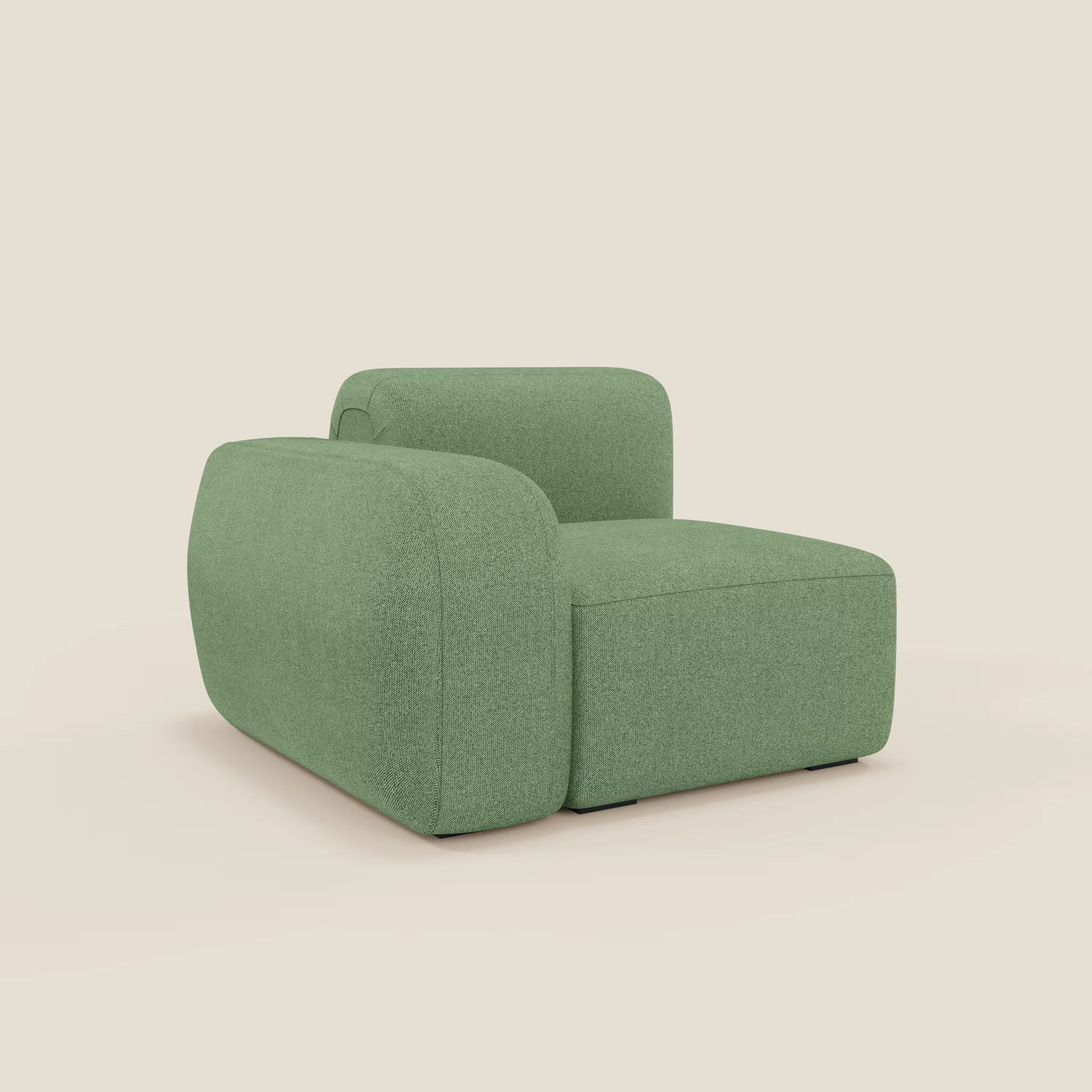 BonBon modulo terminale 105 cm sinistro o destro di Divani.Store, in tessuto smacchiabile T23 menta, è una moderna poltrona lounge senza braccioli con seduta bassa e squadrata e schienale curvo, su uno sfondo beige chiaro per un look minimalista.