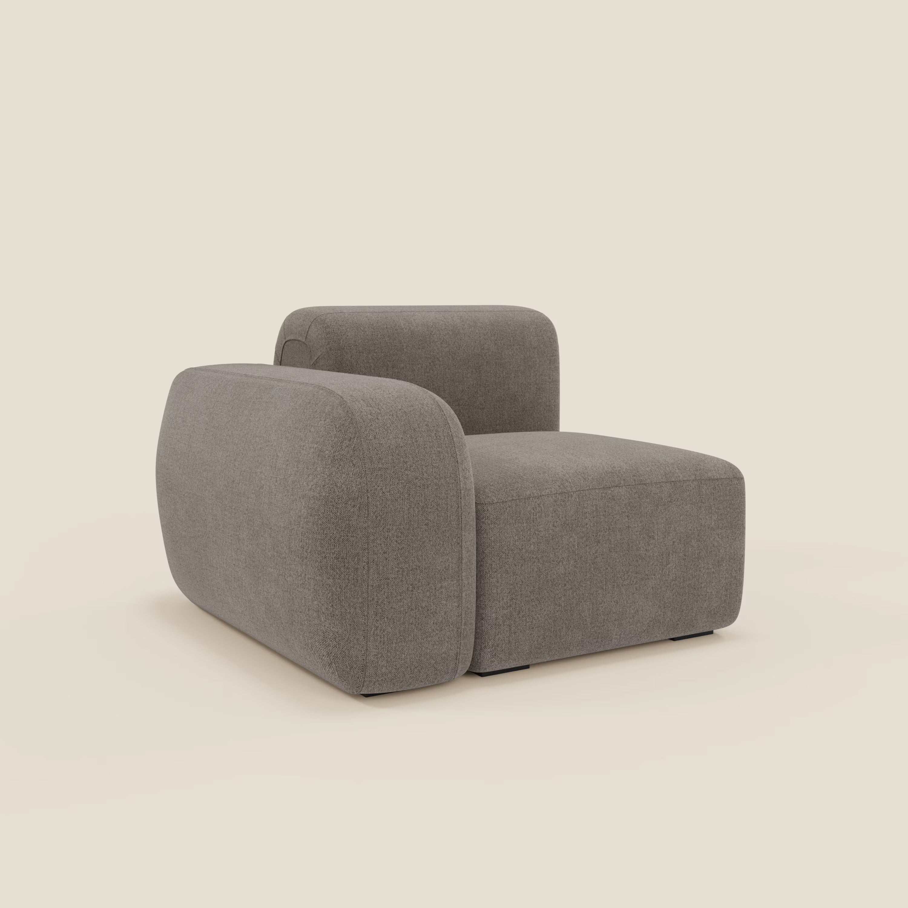 BonBon modulo terminale 105 cm di Divani.Store è una moderna poltrona lounge senza braccioli in tessuto smacchiabile T23 talpa, dalle forme arrotondate, con seduta e schienale spessi per un look accogliente e minimalista su sfondo beige.