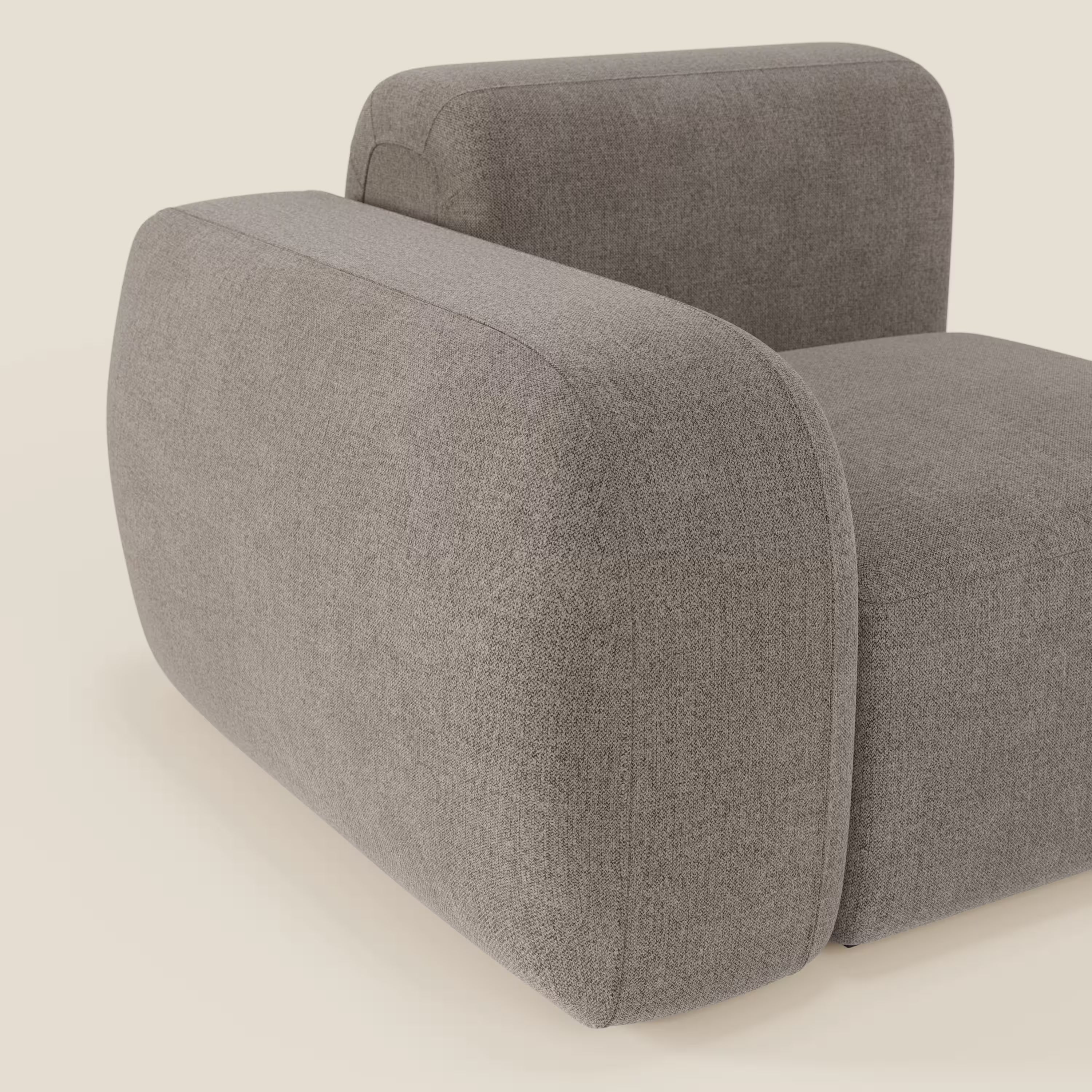 BonBon modulo terminale 105 cm sinistro o destro di Divani.Store è una poltrona moderna in tessuto smacchiabile T23 talpa, caratterizzata da braccioli spessi e arrotondati e da una seduta dal design minimalista e geometrico, perfetta su sfondi bianchi.