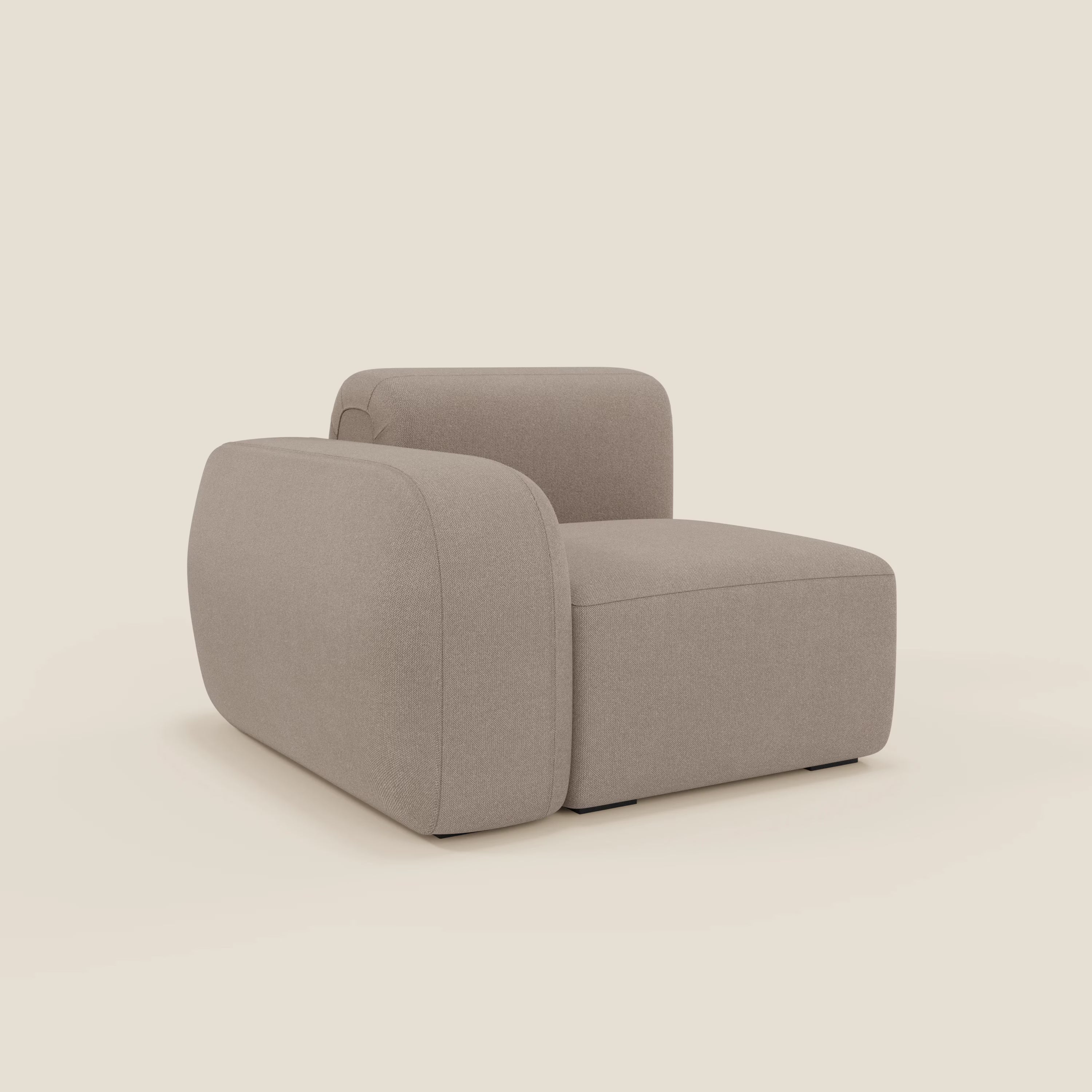 BonBon modulo terminale 105 cm di Divani.Store è una moderna poltrona lounge senza braccioli in tessuto antimacchia T23 tortora, con bordi arrotondati e schienale spesso, che riprende lo stile rilassato del divano BonBon su uno sfondo bianco sporco.