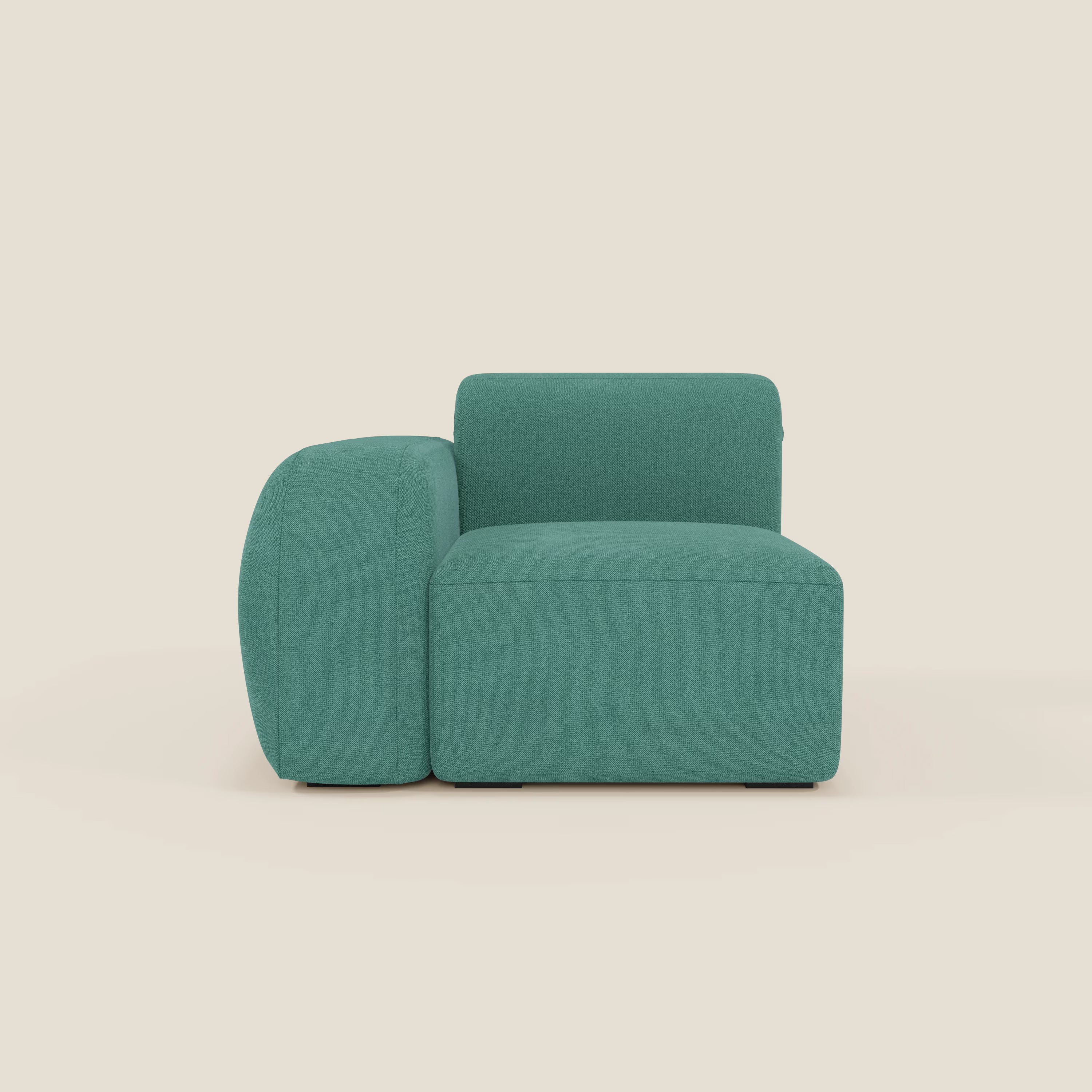 BonBon modulo terminale 105 cm sinistro di Divani.Store è una sedia moderna senza braccioli con bracciolo sinistro arrotondato, rivestita in tessuto T23 verde acqua, facile da pulire. Il suo design squadrato e minimalista offre un look elegante e contemporaneo su sfondi beige chiaro.