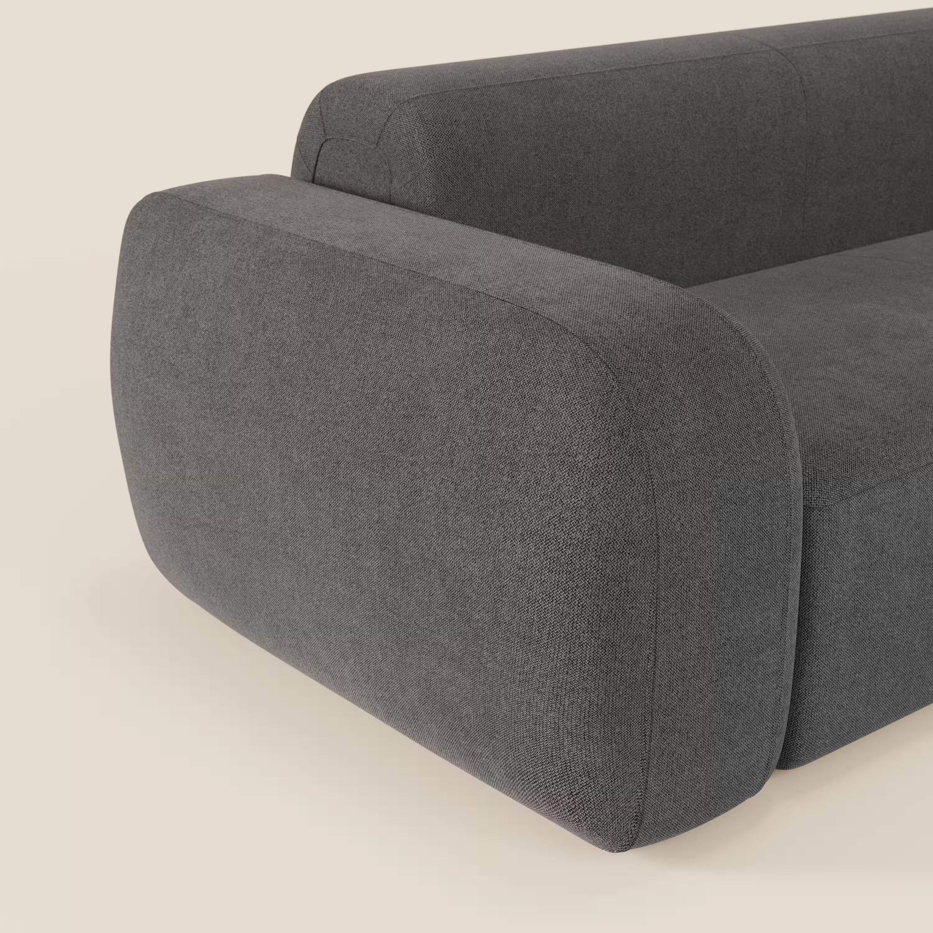 Primo piano del BonBon Divano modulare Lineare 220 di Divani.Store, con seduta singola in tessuto antracite antimacchia T23 e bracciolo spesso e arrotondato, dal design minimalista senza soluzione di continuità su uno sfondo chiaro.