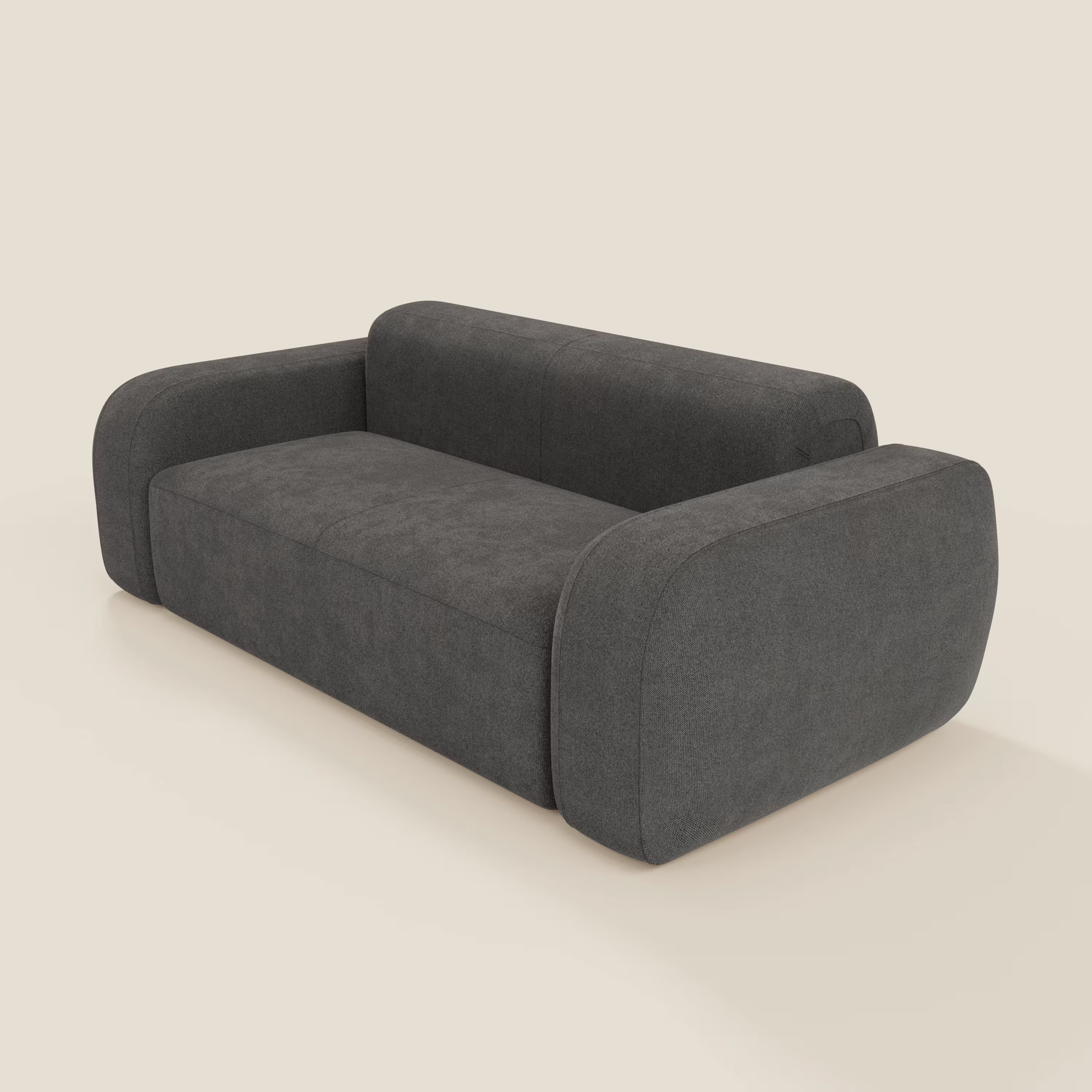 Il BonBon Divano modulare Lineare 220 di Divani.Store è caratterizzato da un design elegante e minimalista in tessuto smacchiabile T23 antracite con braccioli spessi e arrotondati e un profilo basso e squadrato su uno sfondo beige semplice.