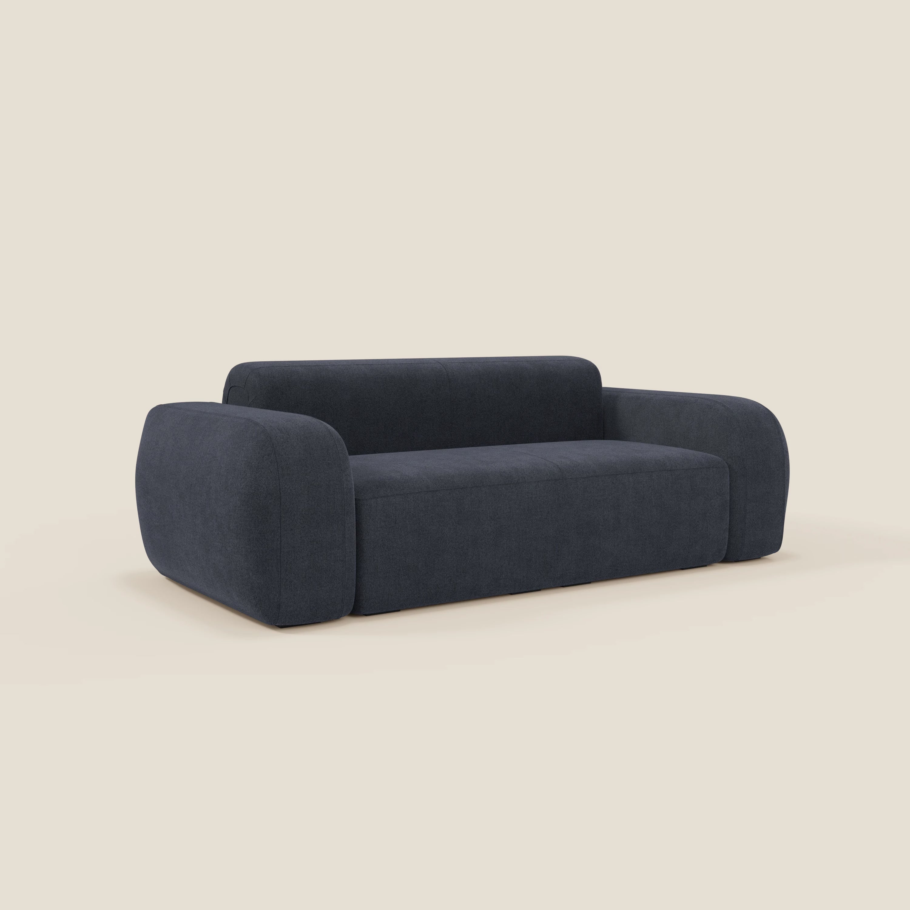 Il BonBon Divano modulare Lineare 220 di Divani.Store è un divano compatto moderno e minimalista in ardesia blu scuro con seduta unica in tessuto T23 liscio e antimacchia e spessi braccioli arrotondati, su uno sfondo beige chiaro.