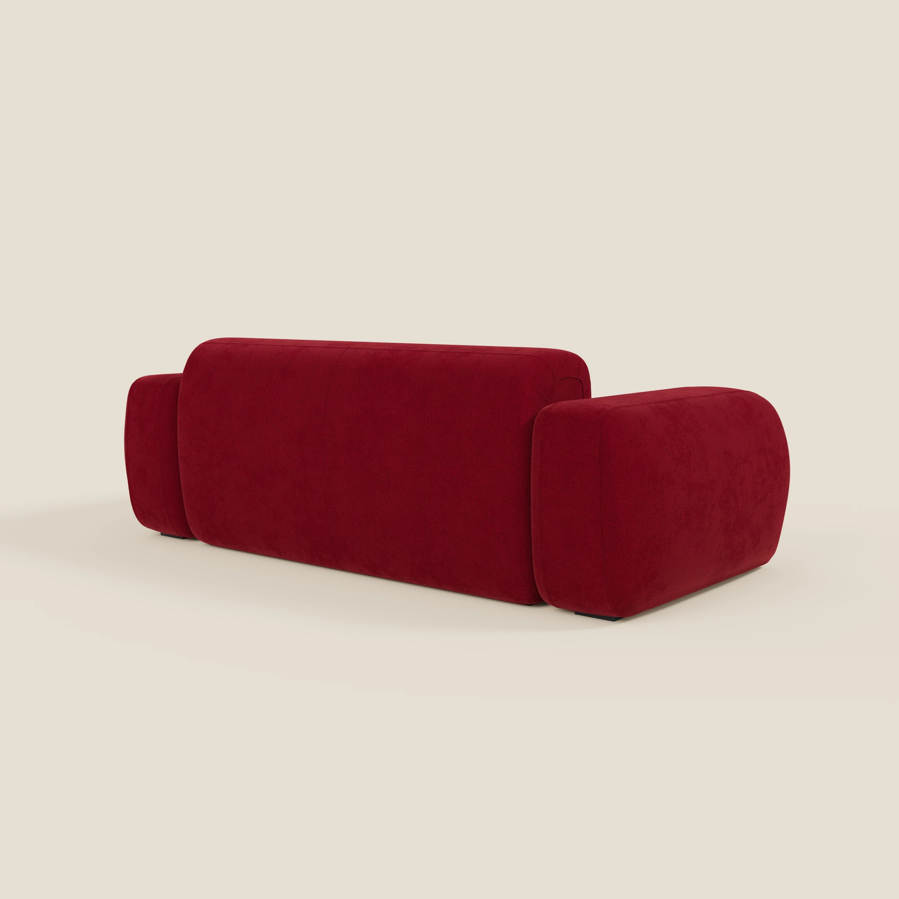 Il BonBon Divano modulare Lineare 220 di Divani.Store, in tessuto smacchiabile T23 bordeaux, è presentato dal retro su uno sfondo beige. I braccioli arrotondati e lo spesso schienale rettangolare creano un look audace e contemporaneo.