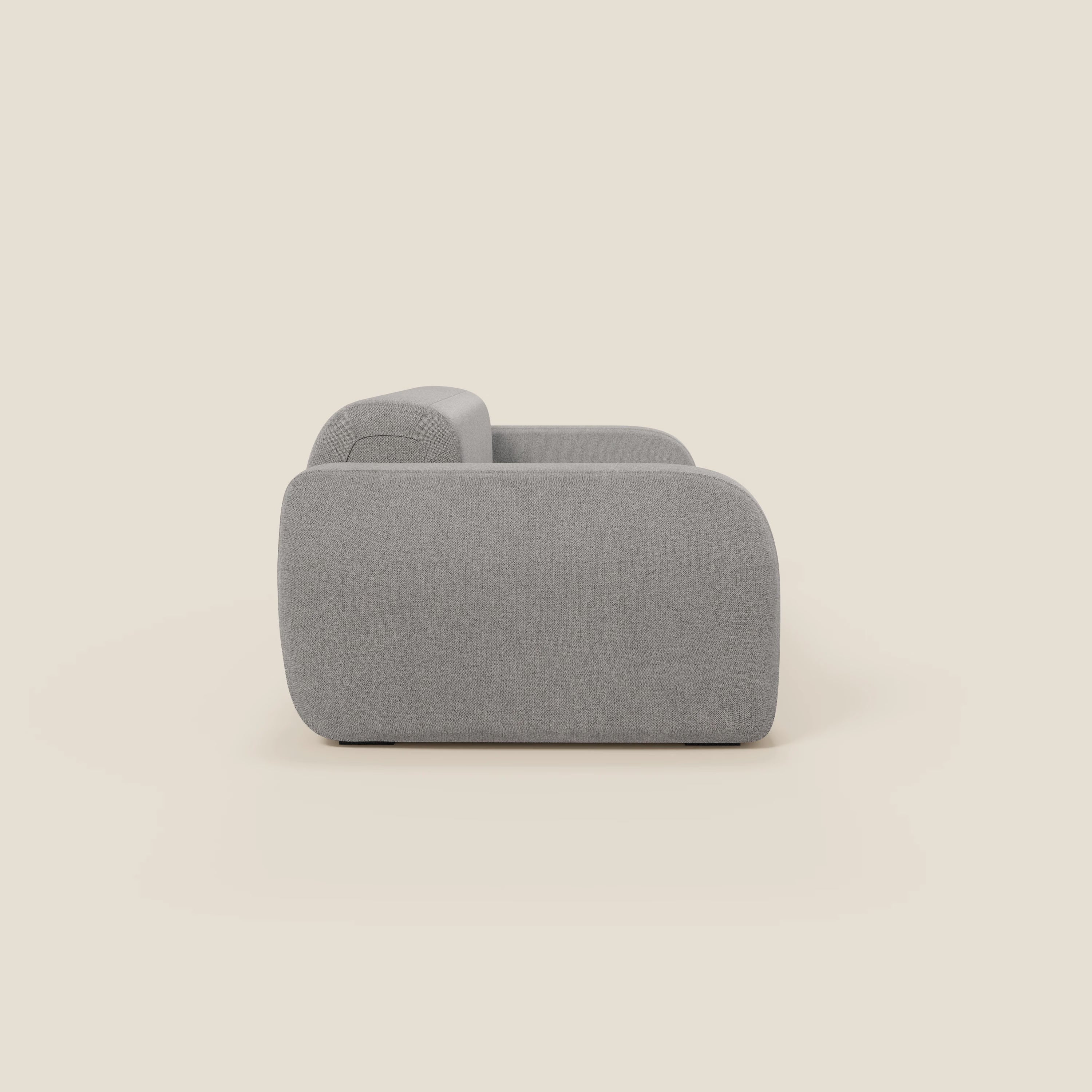 Il BonBon Divano modulare Lineare 220 di Divani.Store è un moderno divano grigio chiaro con braccioli spessi, schienale basso e design minimal. La seduta unica in tessuto smacchiabile T23 grigio crea una silhouette elegante e contemporanea su uno sfondo bianco sporco.