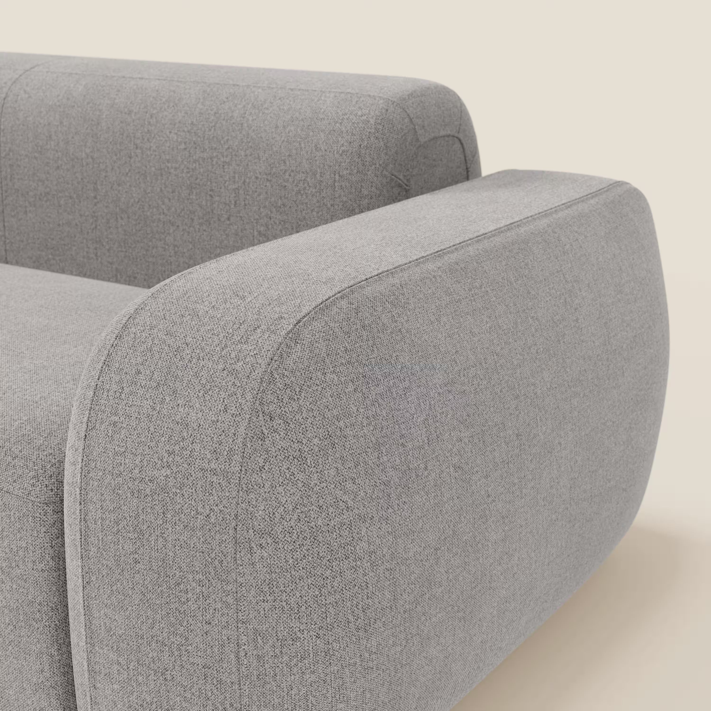 Primo piano del BonBon Divano modulare Lineare 220 di Divani.Store in tessuto smacchiabile T23 grigio, che mostra il bracciolo morbido e arrotondato, la seduta singola e il design minimalista su uno sfondo bianco sporco.