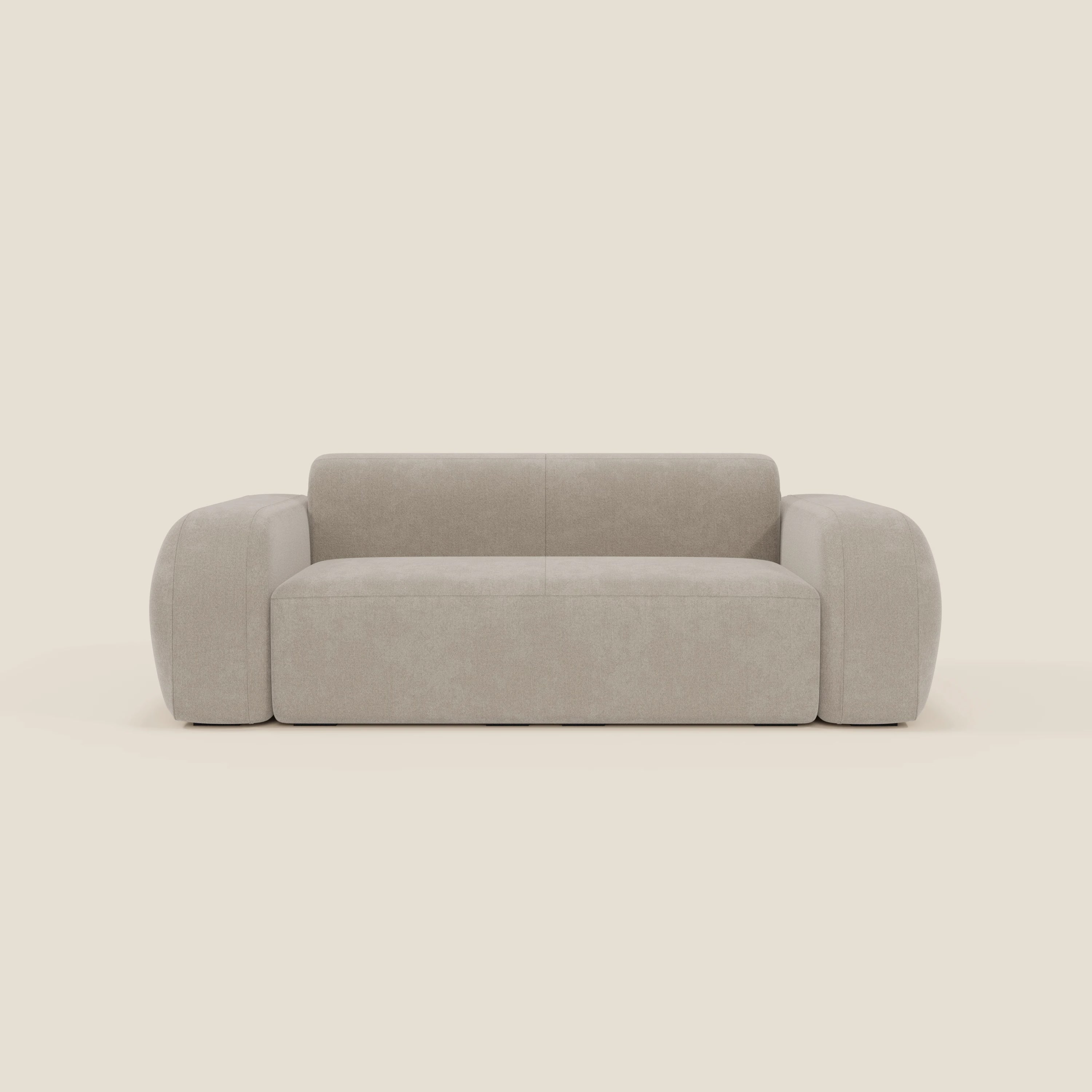 Il BonBon Divano modulare Lineare 220 di Divani.Store, in tessuto smacchiabile T23 panna, è caratterizzato da un design moderno con ampi braccioli arrotondati, uno schienale basso e squadrato e un'imbottitura morbida e minimalista con cuscini morbidi e invitanti.