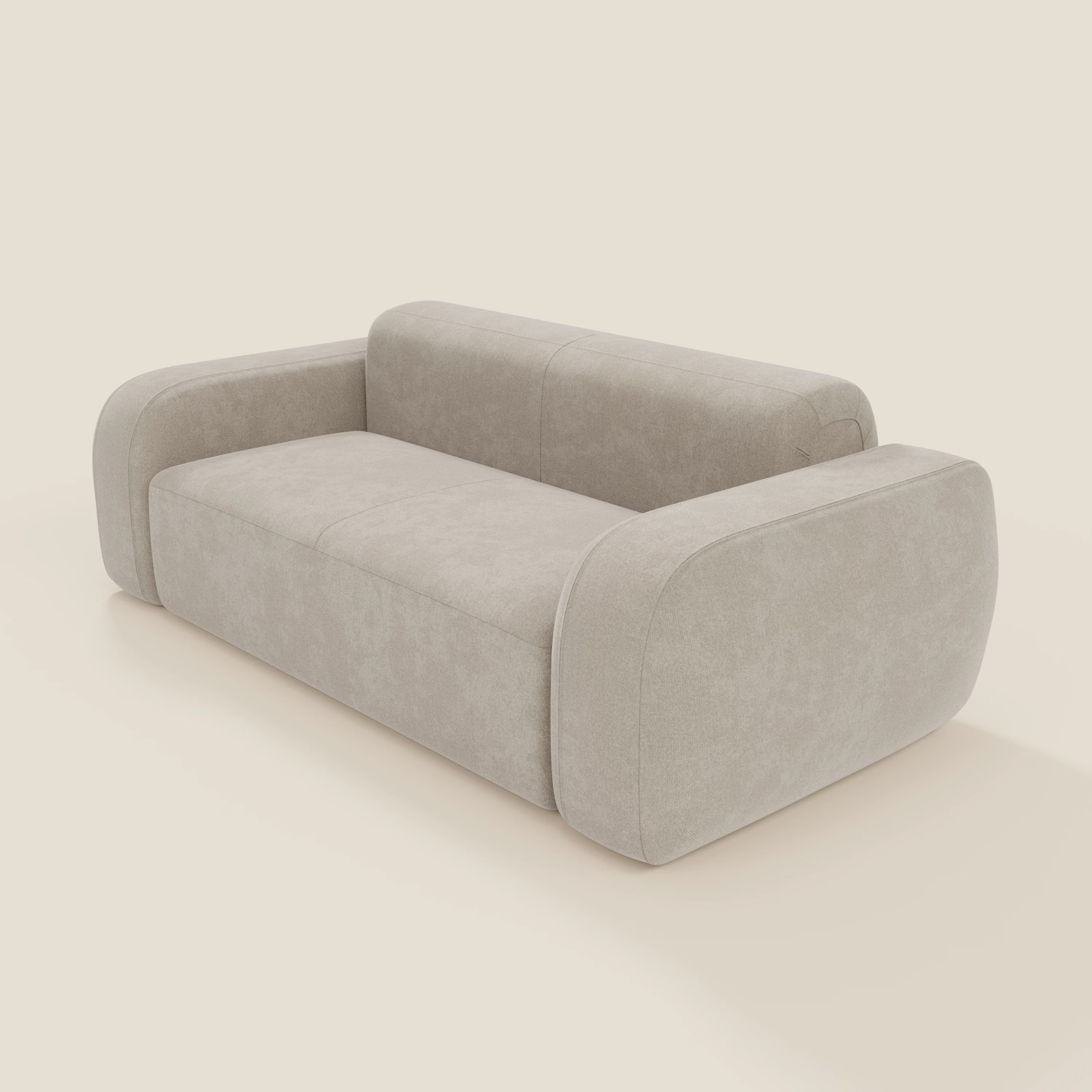 Il BonBon Divano modulare Lineare 220 di Divani.Store è un divano moderno e compatto di colore beige chiaro, con seduta singola in tessuto antimacchia T23 panna, braccioli e schienale arrotondati e un design minimalista che ne sottolinea lo stile contemporaneo.