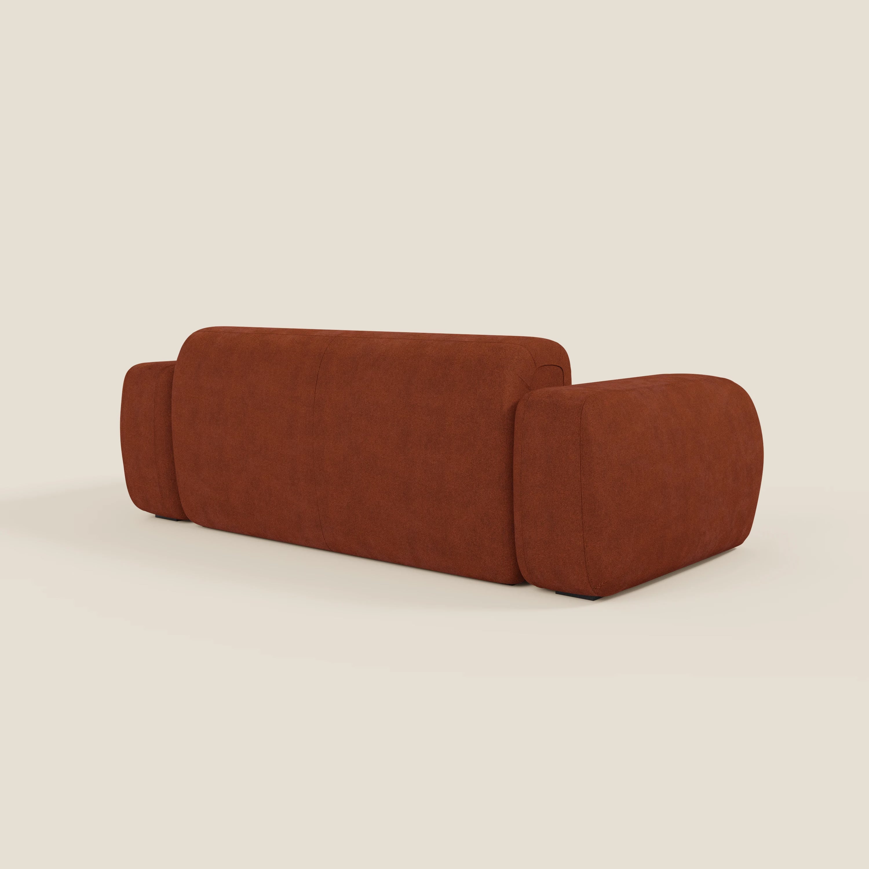Il BonBon Divano modulare Lineare 220 di Divani.Store è caratterizzato da braccioli spessi e arrotondati e da linee morbide. Rivestito in tessuto antimacchia T23 ruggine, la sua forma audace e moderna spicca su un semplice sfondo bianco sporco.
