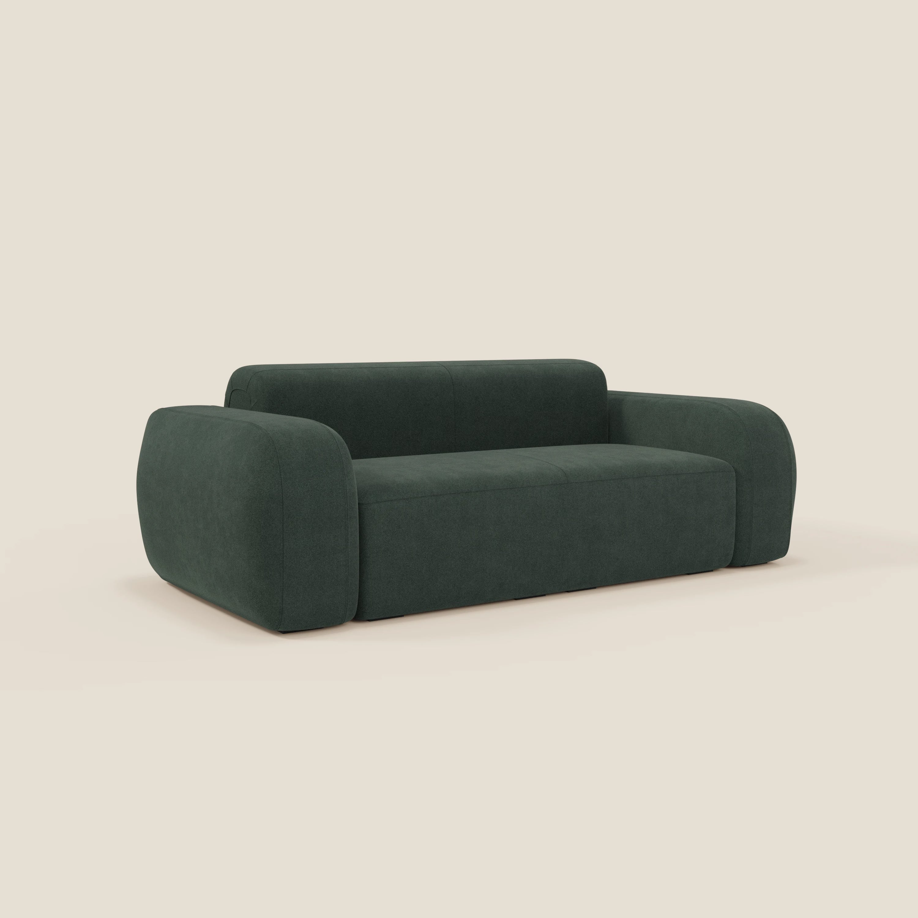 Il BonBon Divano modulare Lineare 220 di Divani.Store è un moderno divano compatto verde scuro con braccioli ampi e arrotondati, schienale basso e rivestimento liscio in tessuto T23 antimacchia su sfondo beige chiaro.