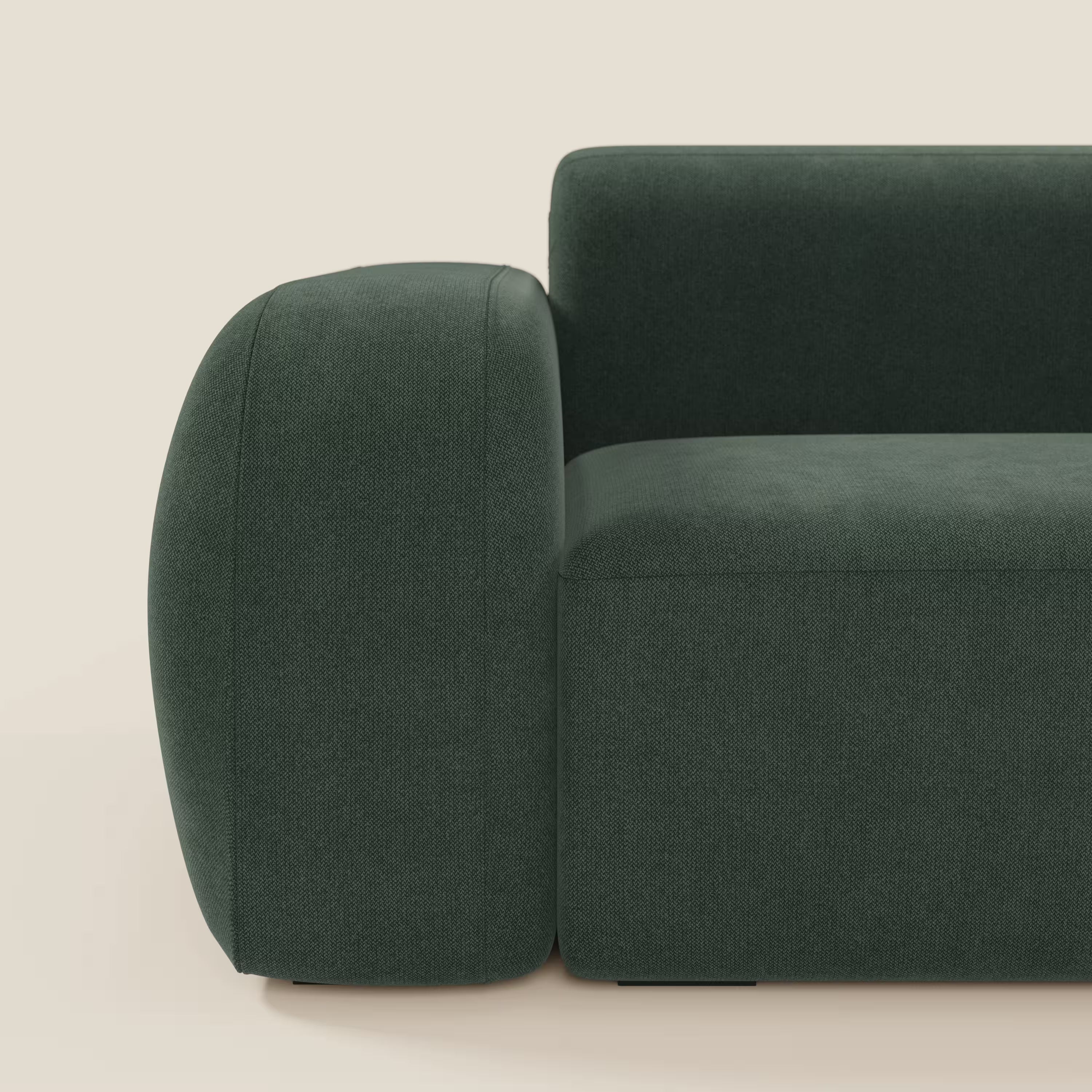 Il BonBon Divano modulare Lineare 220 di Divani.Store, presentato lateralmente in tessuto smacchiabile T23 verde, è caratterizzato da braccioli e schienale arrotondati e morbidi, linee pulite e una silhouette squadrata su uno sfondo beige chiaro.