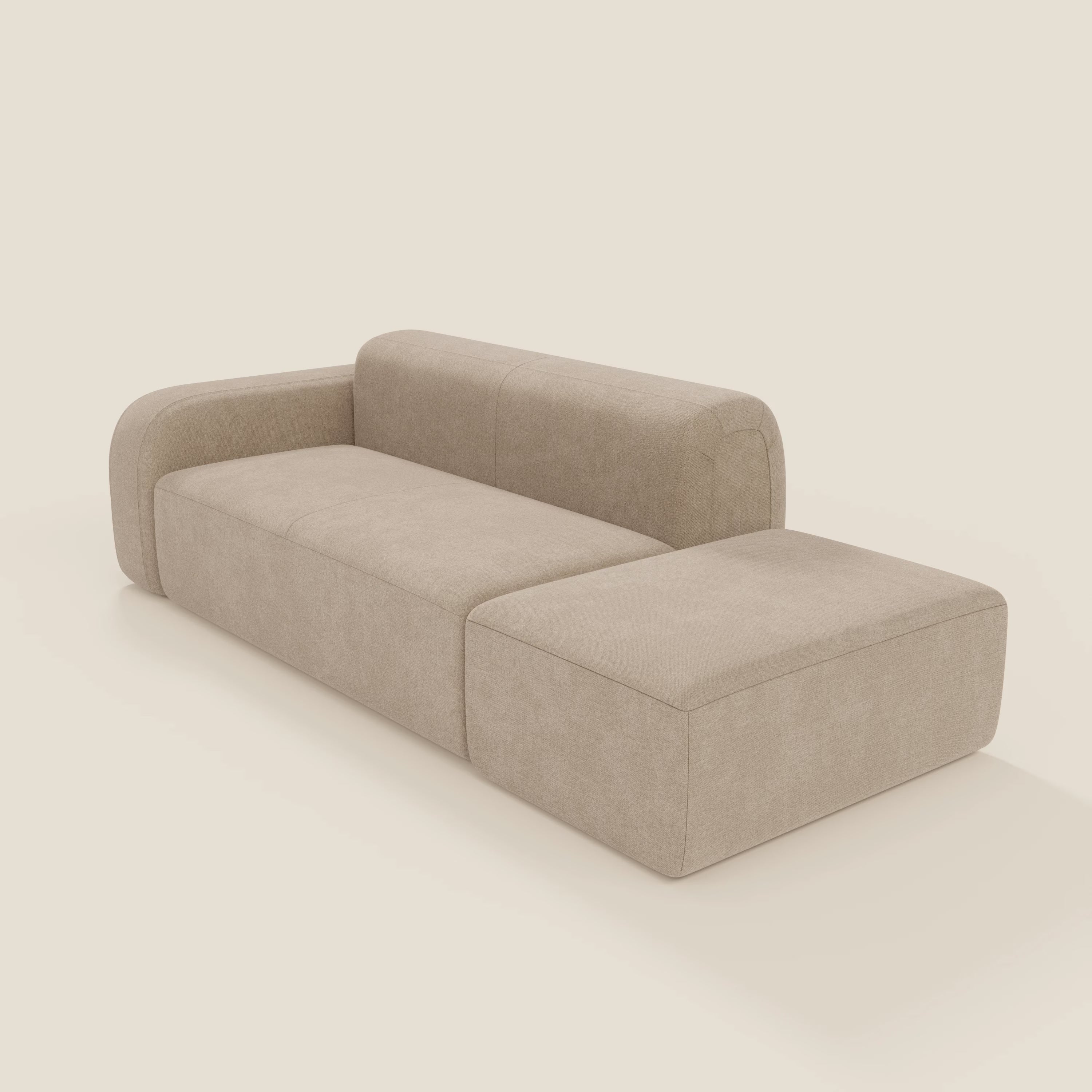 Il divano componibile BonBon di Divani.Store in tessuto smacchiabile T23 beige è caratterizzato da un design minimalista, bracciolo sinistro, pouf terminale destro, curve morbide, schienale basso e rivestimento morbido e antimacchia.