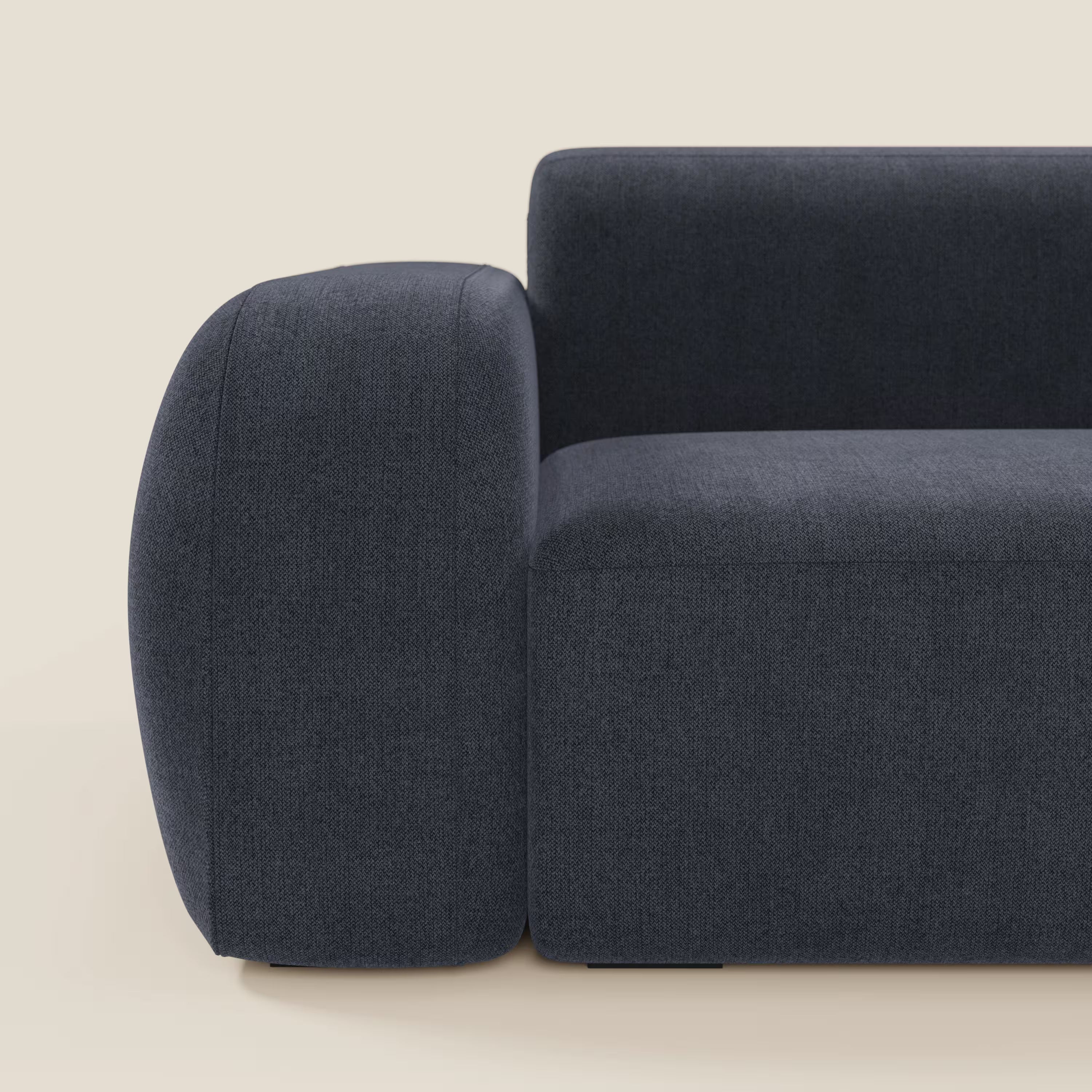 Primo piano laterale del divano componibile BonBon Divano di Divani.Store in smacchiabile T23 blu ardesia, caratterizzato da braccioli ampi e arrotondati e da un design minimalista e squadrato che ne esalta le linee eleganti e il tessuto lavabile.