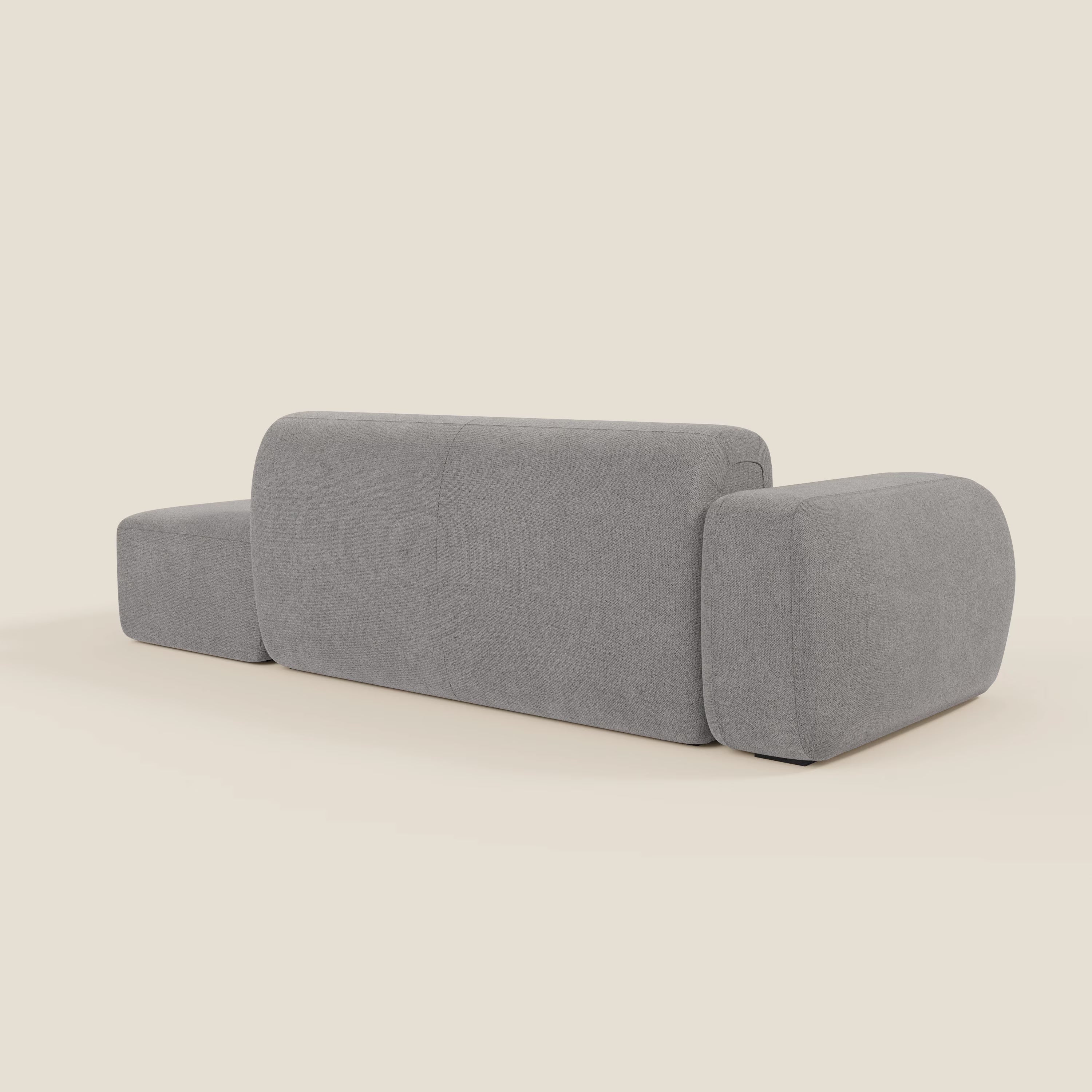 Il BonBon Divano componibile di Divani.Store è caratterizzato da un tessuto grigio T23 minimalista, lato sinistro senza braccioli, schienale e lato destro morbidi. Abbinato a un pouf terminale, si colloca con stile su uno sfondo beige chiaro.