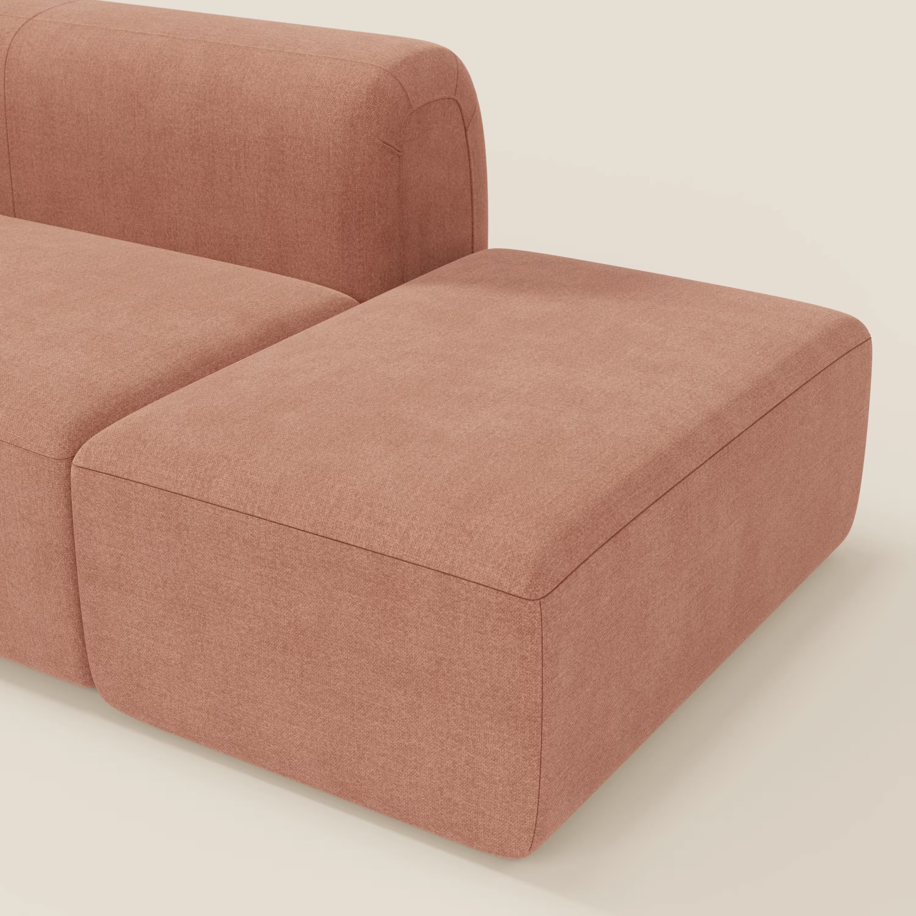 Il BonBon Divano componibile di Divani.Store è composto da una chaise lounge e da un pouf terminale in tessuto T23 pesca, facile da pulire. Il suo design minimalista e a blocchi offre versatilità, bordi lisci e linee pulite per un look moderno.