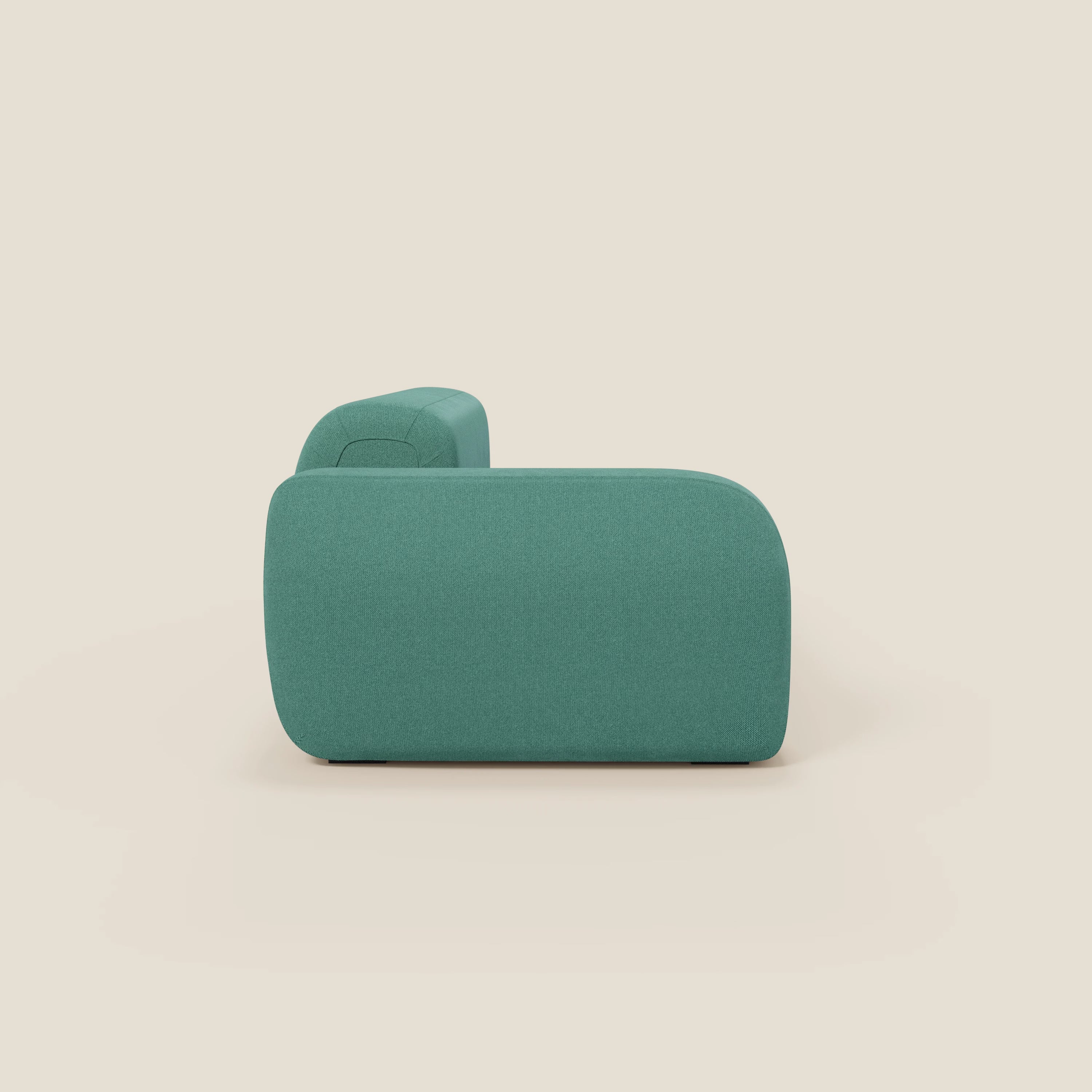 Un'immagine minimalista presenta il divano componibile BonBon Divano di Divani.Store in tessuto antimacchia T23 verde acqua con pouf terminale, mostrato lateralmente su uno sfondo beige chiaro per un'immagine pulita e moderna.