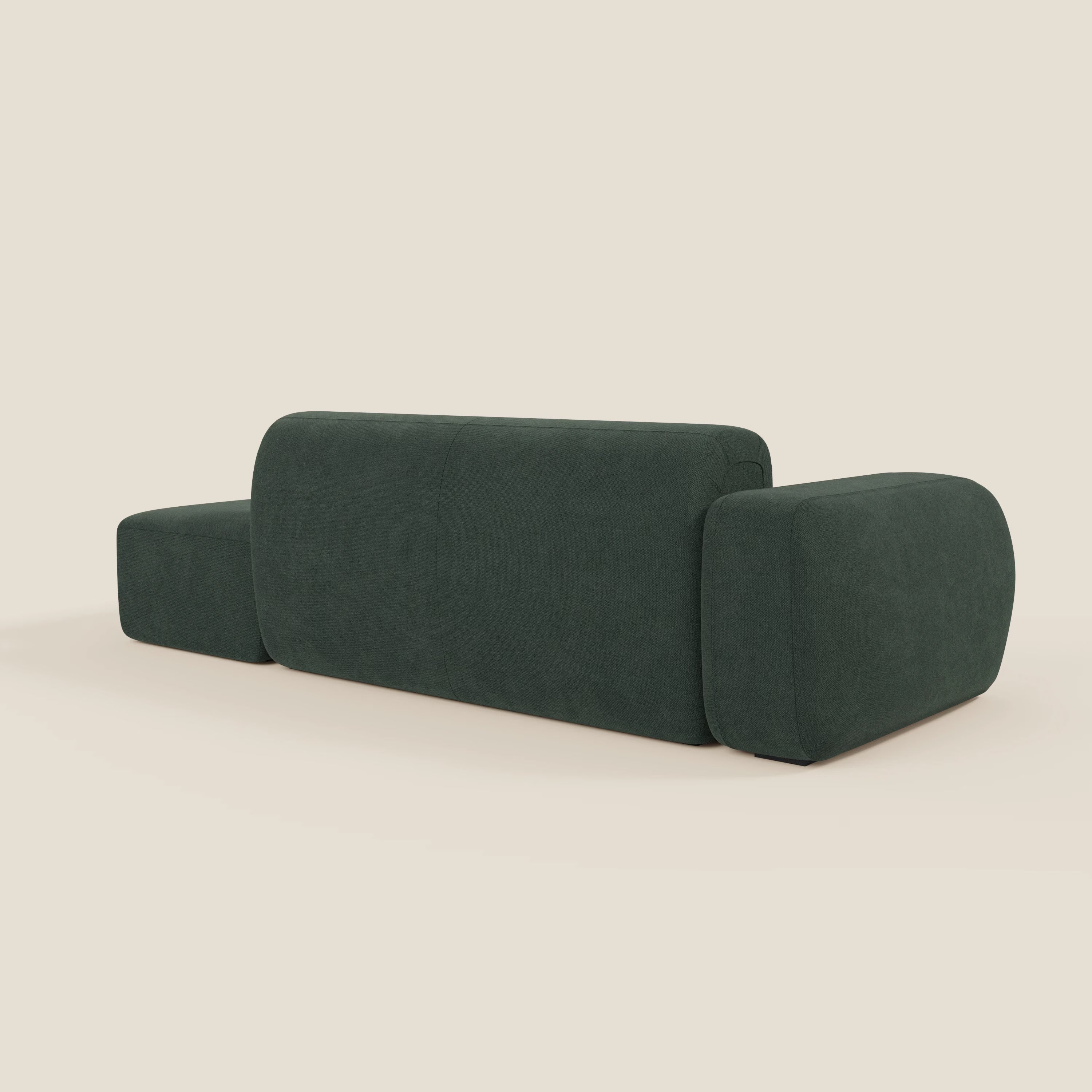 Il BonBon Divano componibile di Divani.Store in smacchiabile T23 verde è caratterizzato da un design moderno e minimalista con cuscini e braccioli arrotondati, senza gambe o dettagli visibili, fotografato dallo schienale su sfondo beige.