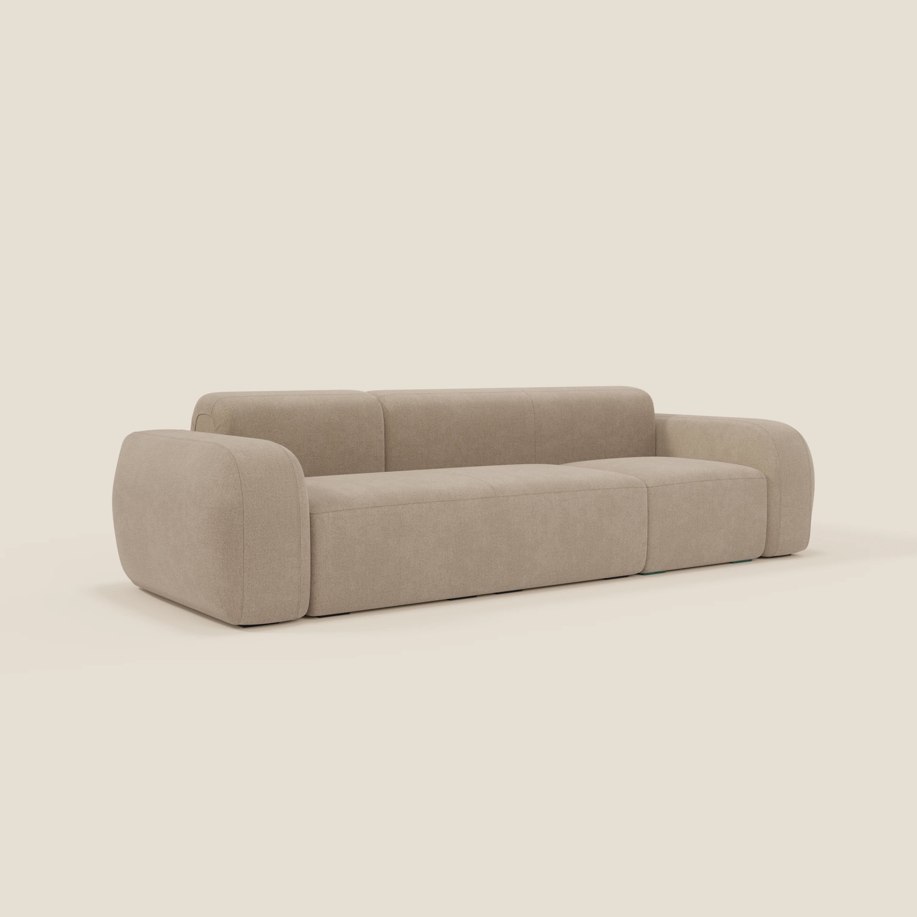 Il BonBon Divano componibile - Composizione Spaccamattone in tessuto smacchiabile T23 beige di Divani.Store è un divano moderno di colore beige con bordi lisci e arrotondati, braccioli bassi, cuscini boxy e un design minimalista.