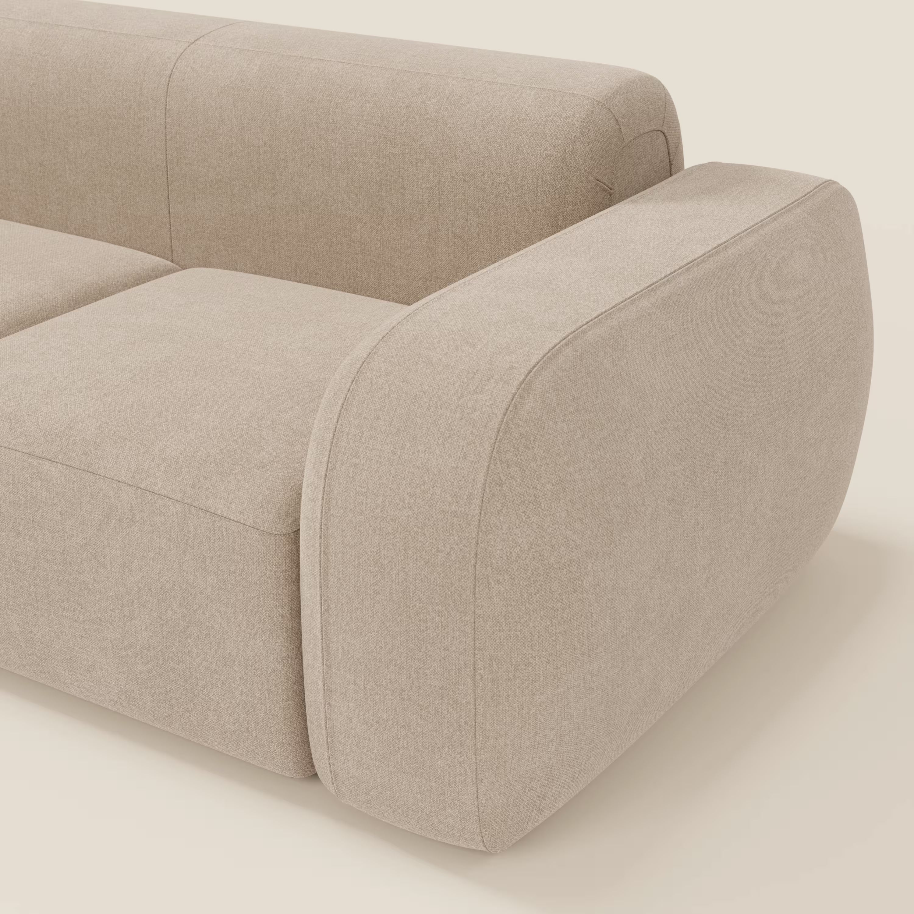 Un primo piano del BonBon Divano componibile - Composizione Spaccamattone in tessuto smacchiabile T23 beige di Divani.Store, che evidenzia il suo design unico e le linee eleganti di un moderno divano componibile.