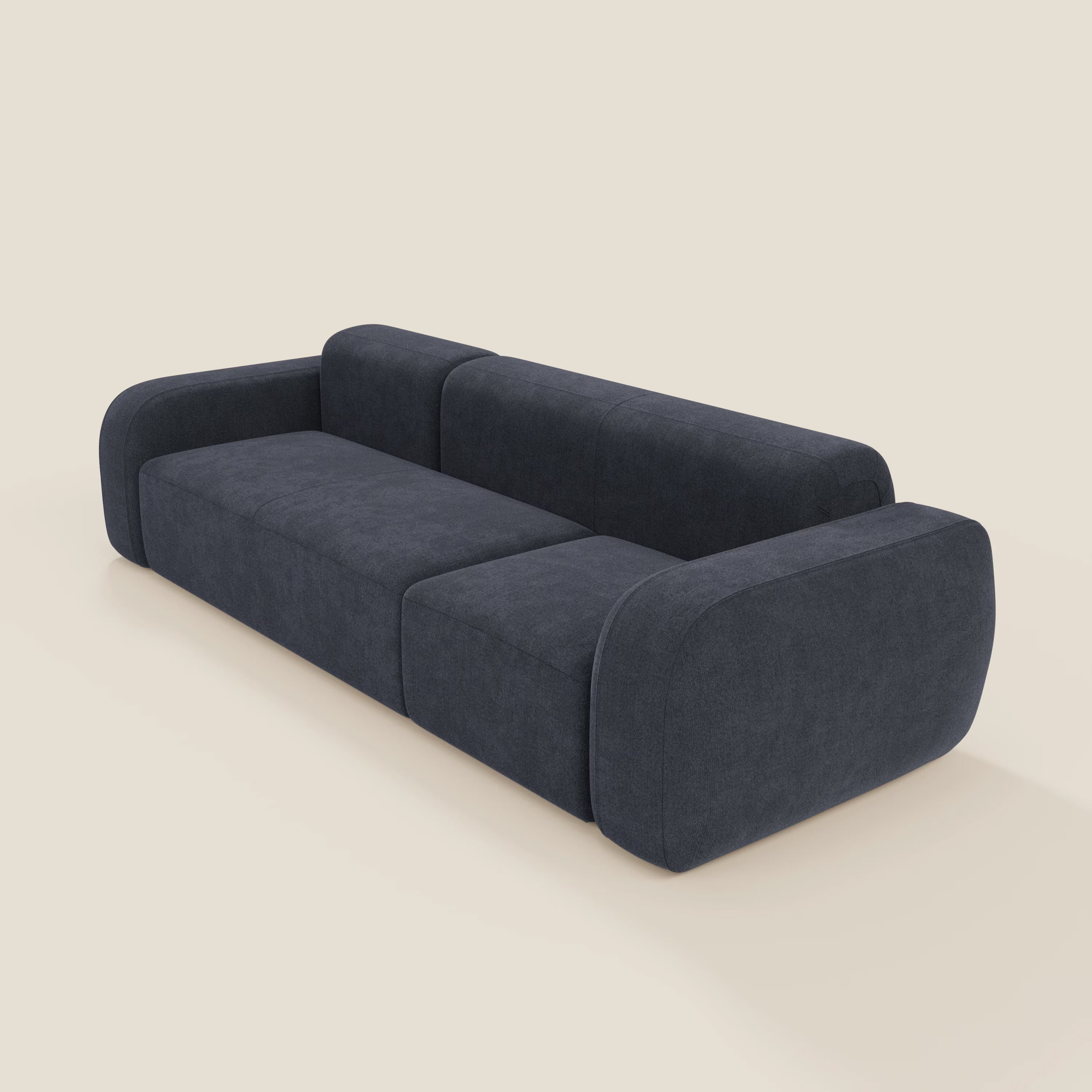 Il BonBon Divano componibile Composizione Spaccamattone di Divani.Store è caratterizzato da cuscini in tessuto, ampi braccioli, schienale basso e un design elegante e moderno in tessuto ardesia blu T23 antimacchia, perfetto per gli interni minimalisti.