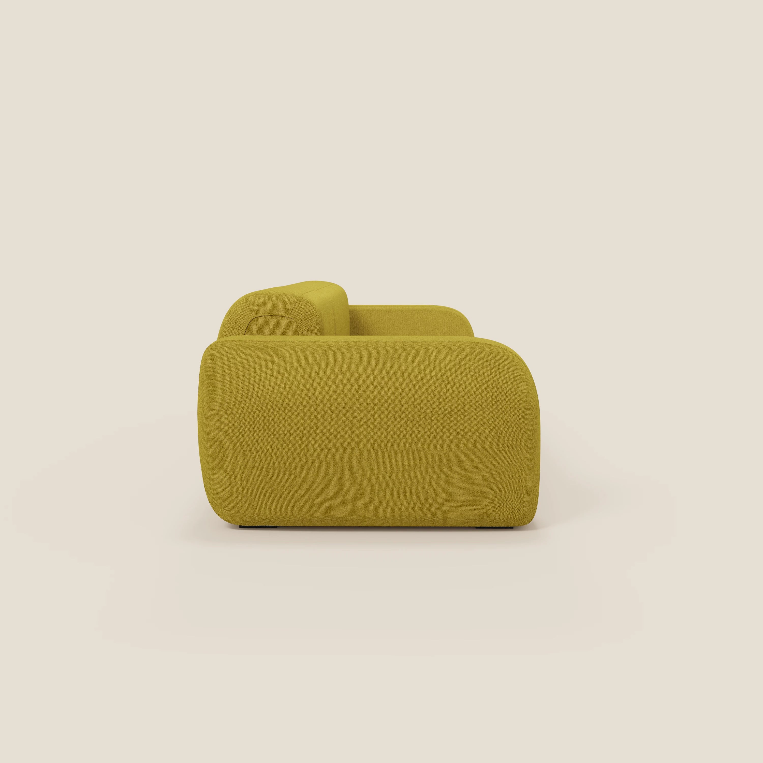 Il BonBon Divano componibile - Composizione Spaccamattone in tessuto smacchiabile T23 giallo sole di Divani.Store è presentato lateralmente con cuscini e braccioli curvi, che mettono in risalto il suo design minimalista e contemporaneo su uno sfondo beige chiaro.