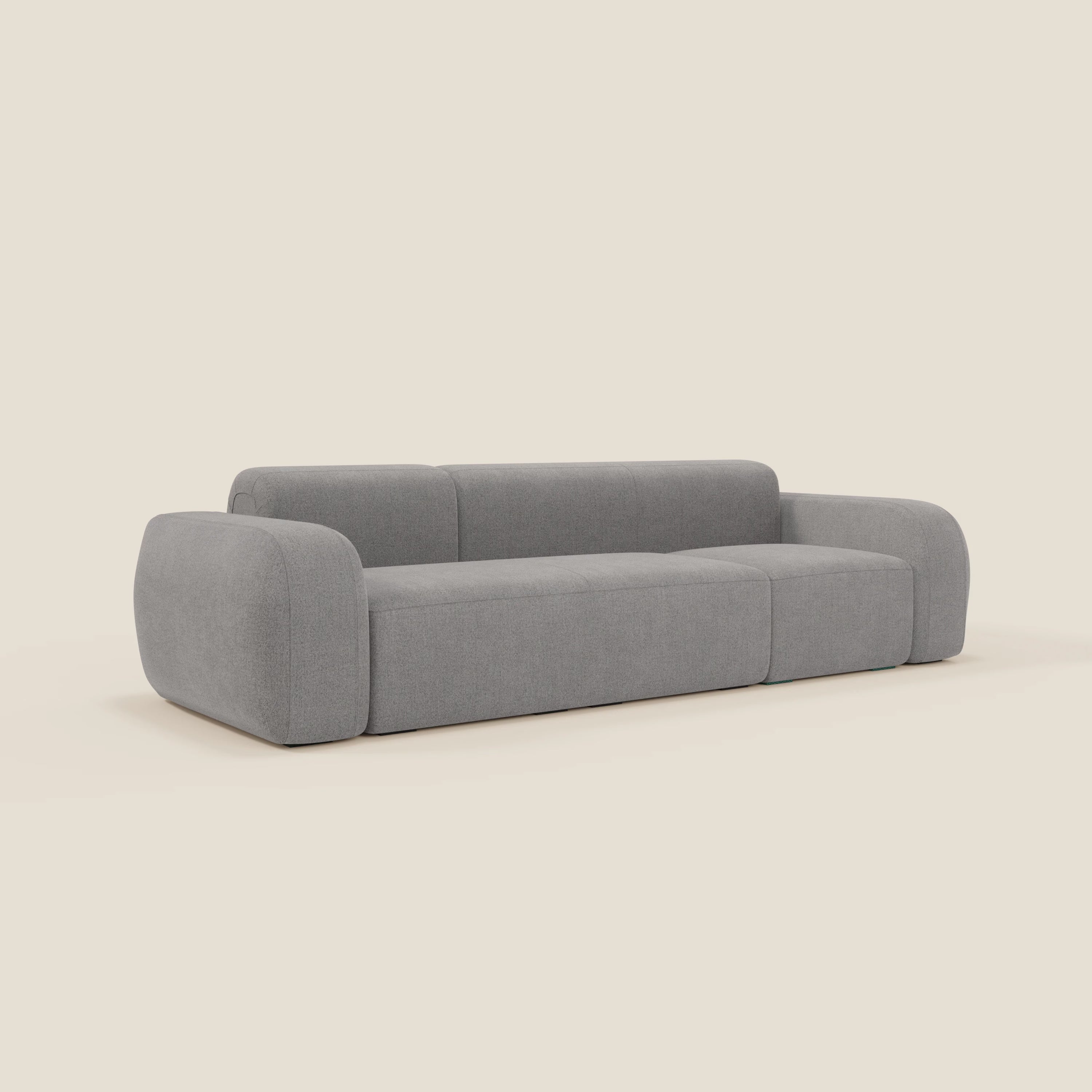 Il BonBon Divano componibile Spaccamattone di Divani.Store, in tessuto antimacchia T23 grigio, è caratterizzato da un design moderno e di basso profilo, con ampi braccioli e schienale arrotondati, un'imbottitura morbida e sottili linee di cucitura.