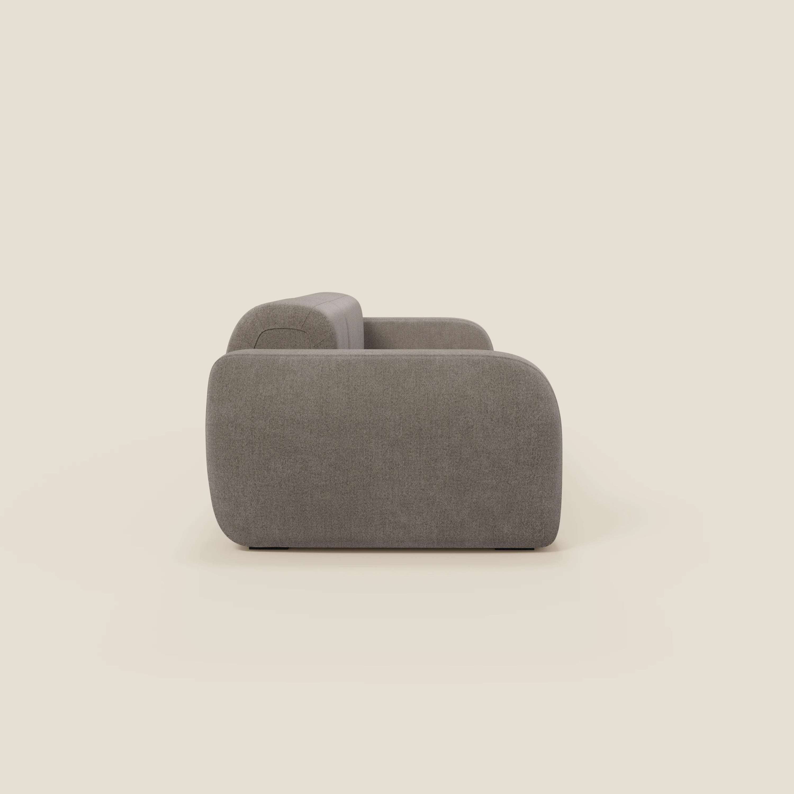 Vista laterale del BonBon Divano componibile - Composizione Spaccamattone in tessuto smacchiabile T23 talpa di Divani.Store, caratterizzata da bordi arrotondati e linee morbide. Lo sfondo bianco sporco ne evidenzia il design unico e moderno.