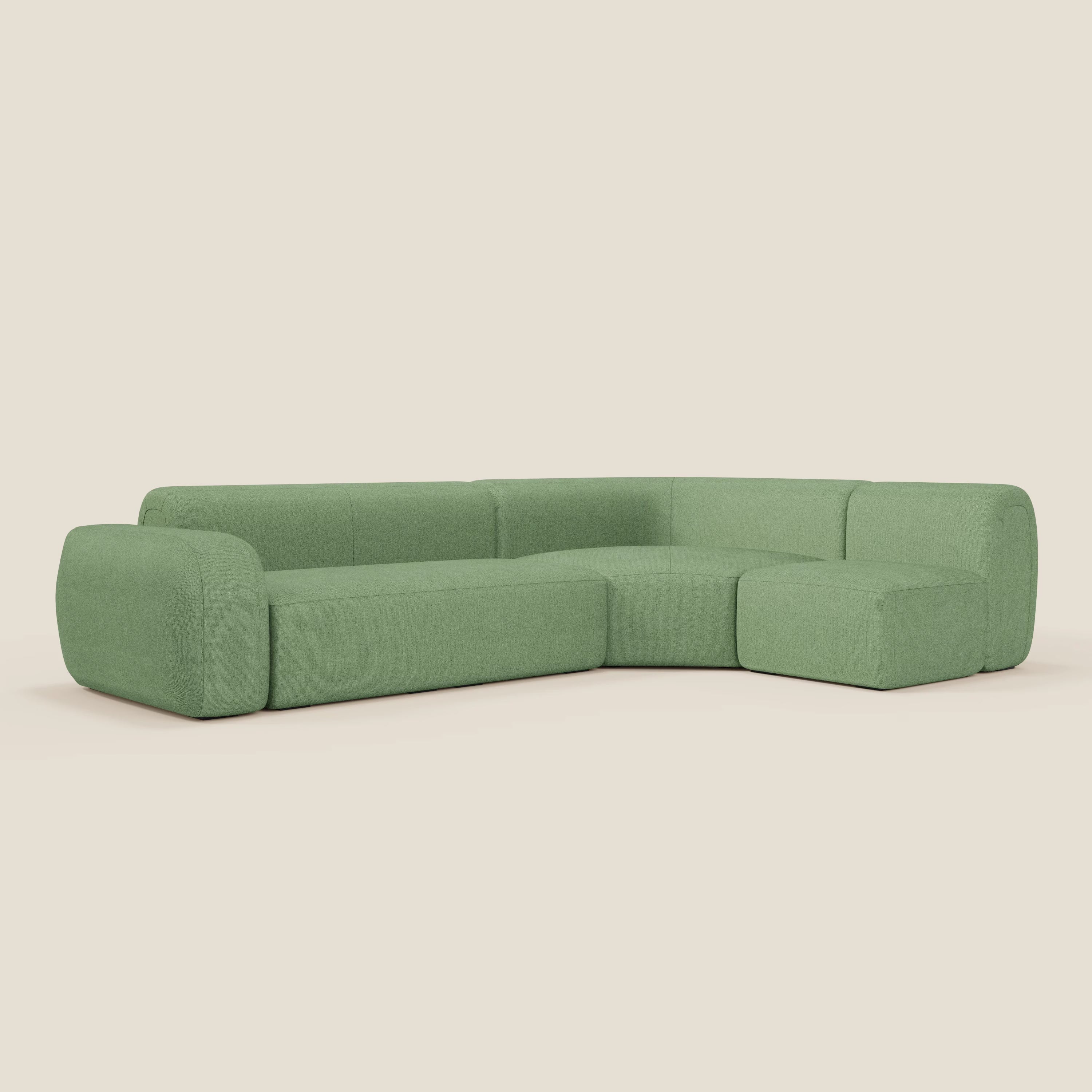 Il divano angolare componibile e modulare BonBon di Divani.Store, in tessuto smacchiabile T23 menta, è caratterizzato da braccioli arrotondati, schienale basso e linee minimaliste per un look moderno su misura su sfondo beige.