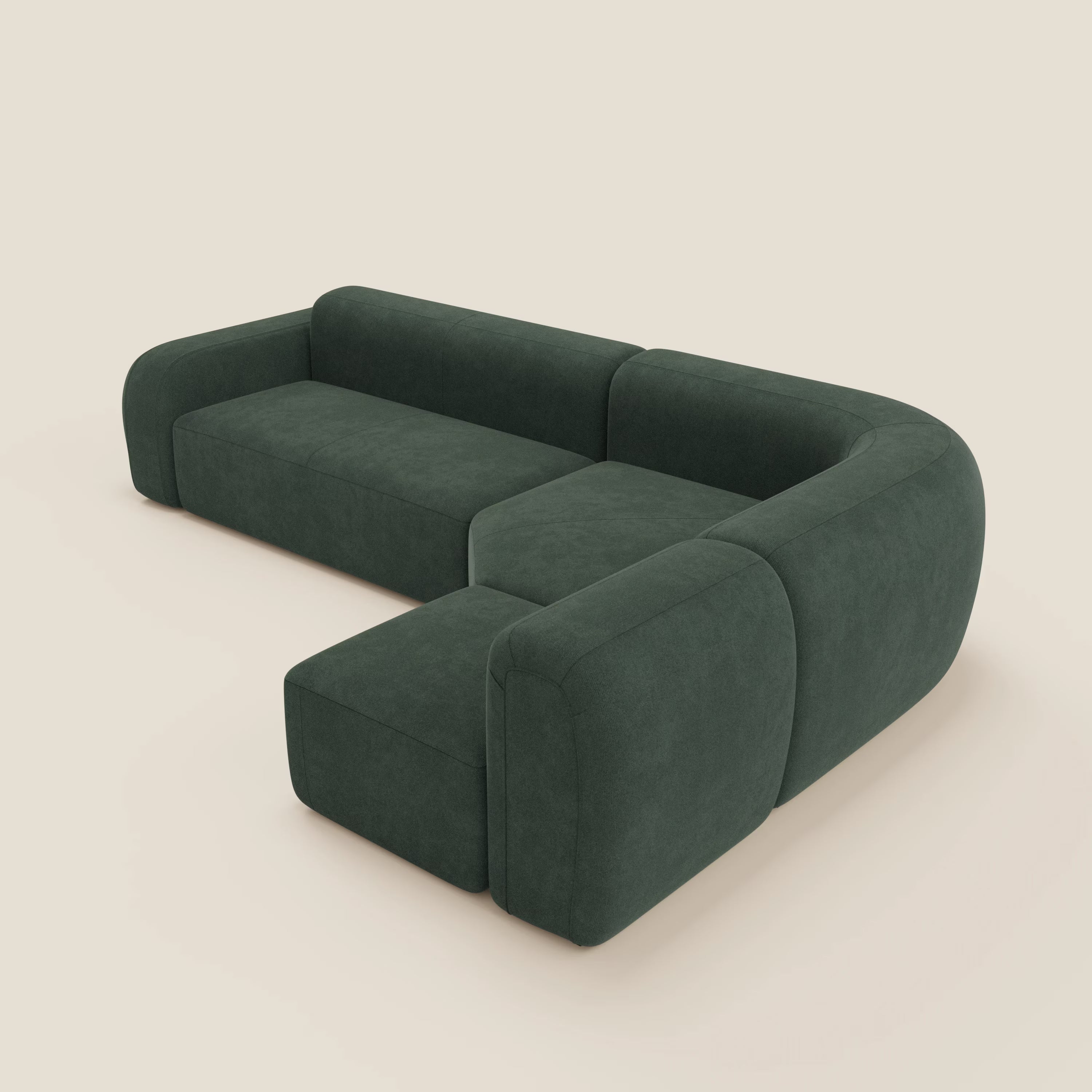 Il divano angolare componibile e modulare BonBon di Divani.Store in smacchiabile T23 verde è caratterizzato da bordi arrotondati, sedute profonde, un design a L con tre sedute principali e un pouf coordinato in bianco sporco.