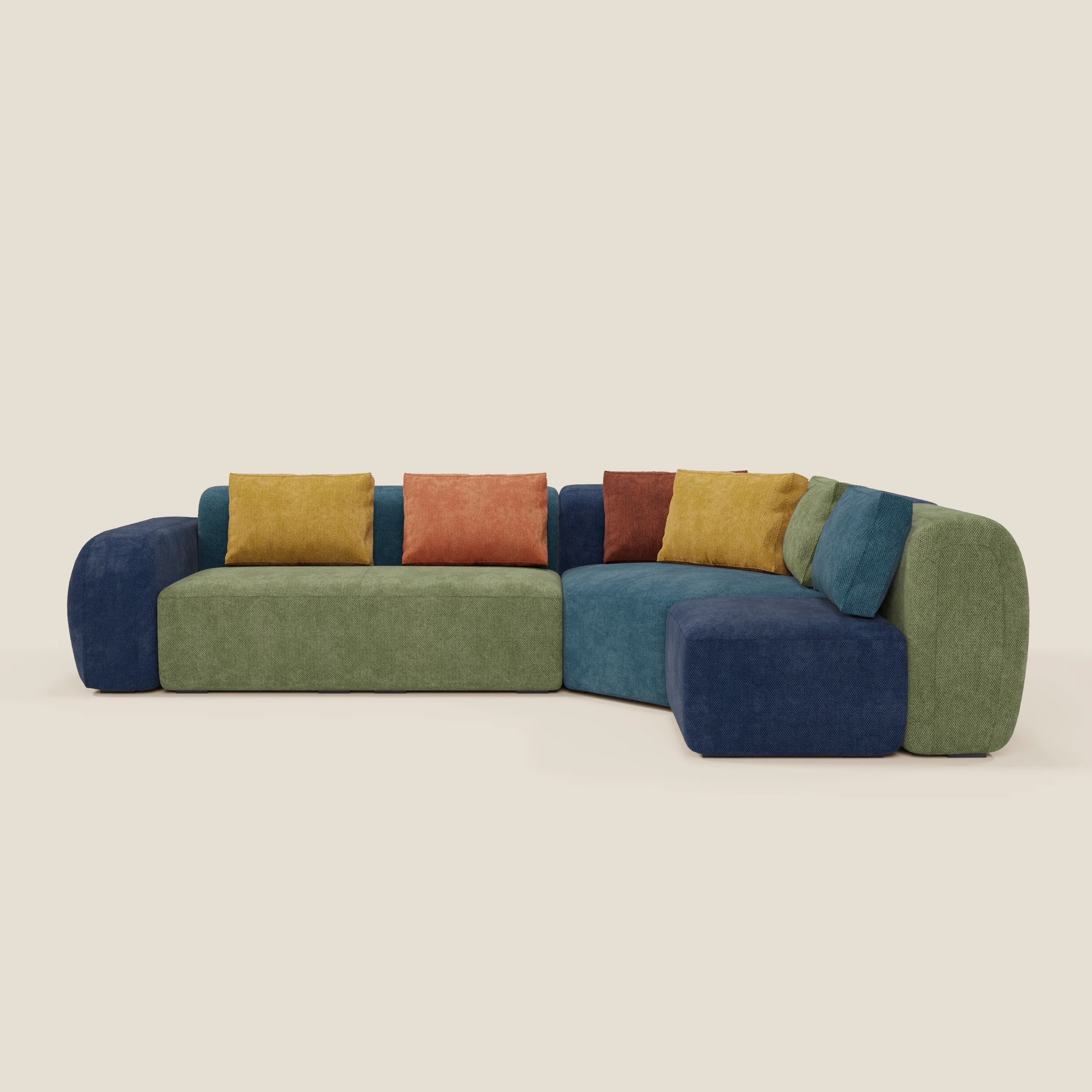 Il divano componibile angolare BonBon - Grande Fratello Edition di Divani.Store è un moderno divano componibile a L con schienale basso, braccioli arrotondati, rivestimento verde e blu e cinque cuscini rettangolari in giallo senape, arancio ruggine e marrone su sfondo beige.