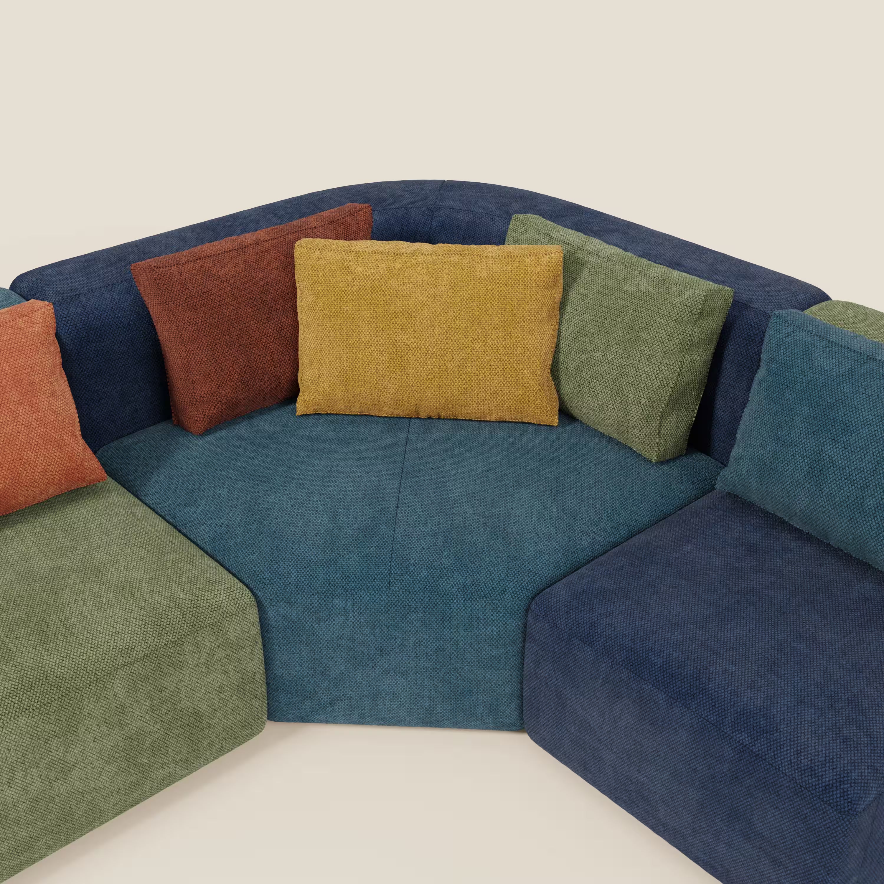 Il divano componibile angolare BonBon - Grande Fratello Edition di Divani.Store è caratterizzato da un tessuto strutturato blu e verde, cinque grandi cuscini arancio ruggine, giallo senape e verde su una base beige, ideale per guardare il Grande Fratello 2025.