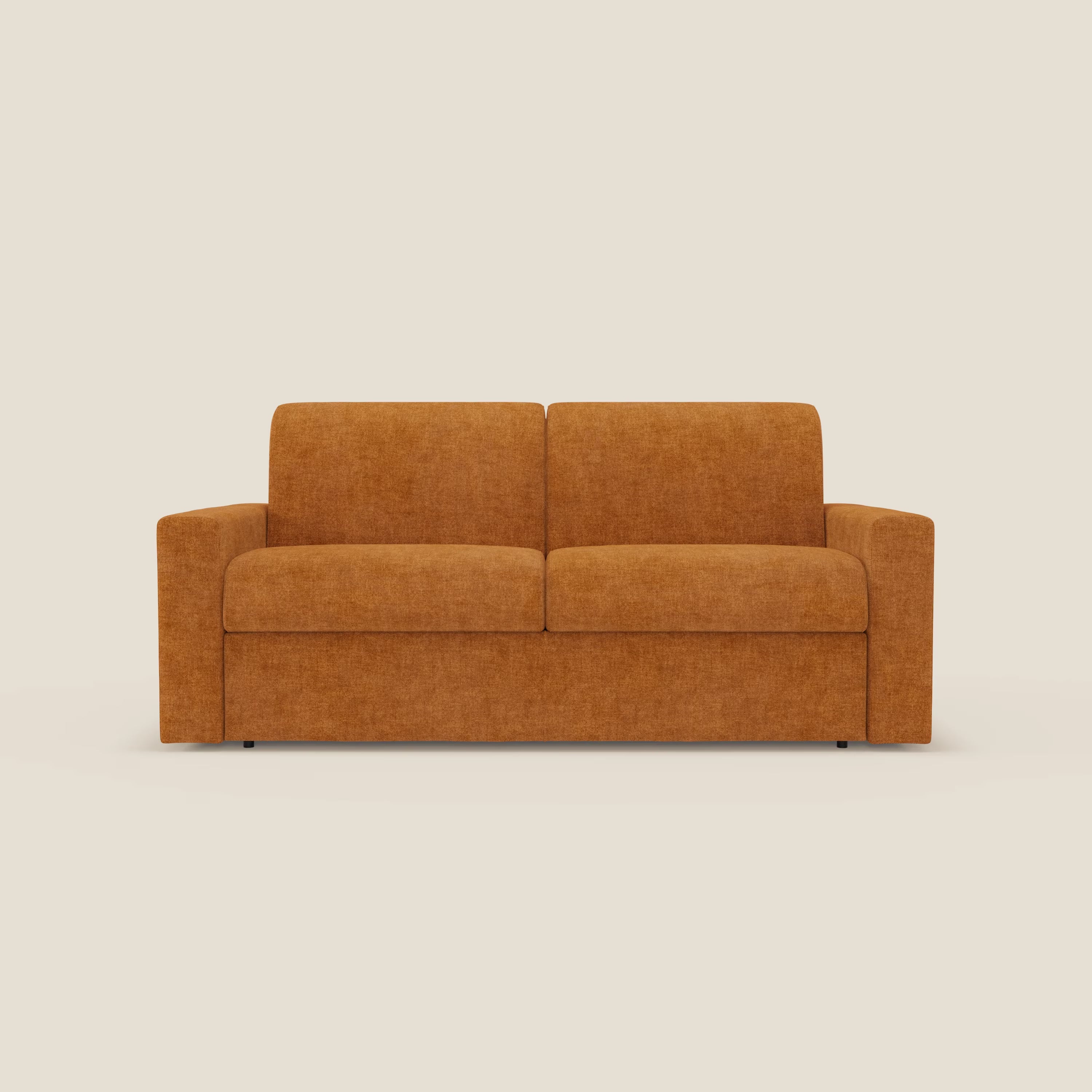 Il Divano letto matrimoniale Diomede di Divani.Store è caratterizzato da un moderno design squadrato, braccioli dritti e velluto T35 arancione bruciato facile da pulire, per un comfort che si adatta a qualsiasi spazio abitativo. Presentato su uno sfondo beige chiaro.