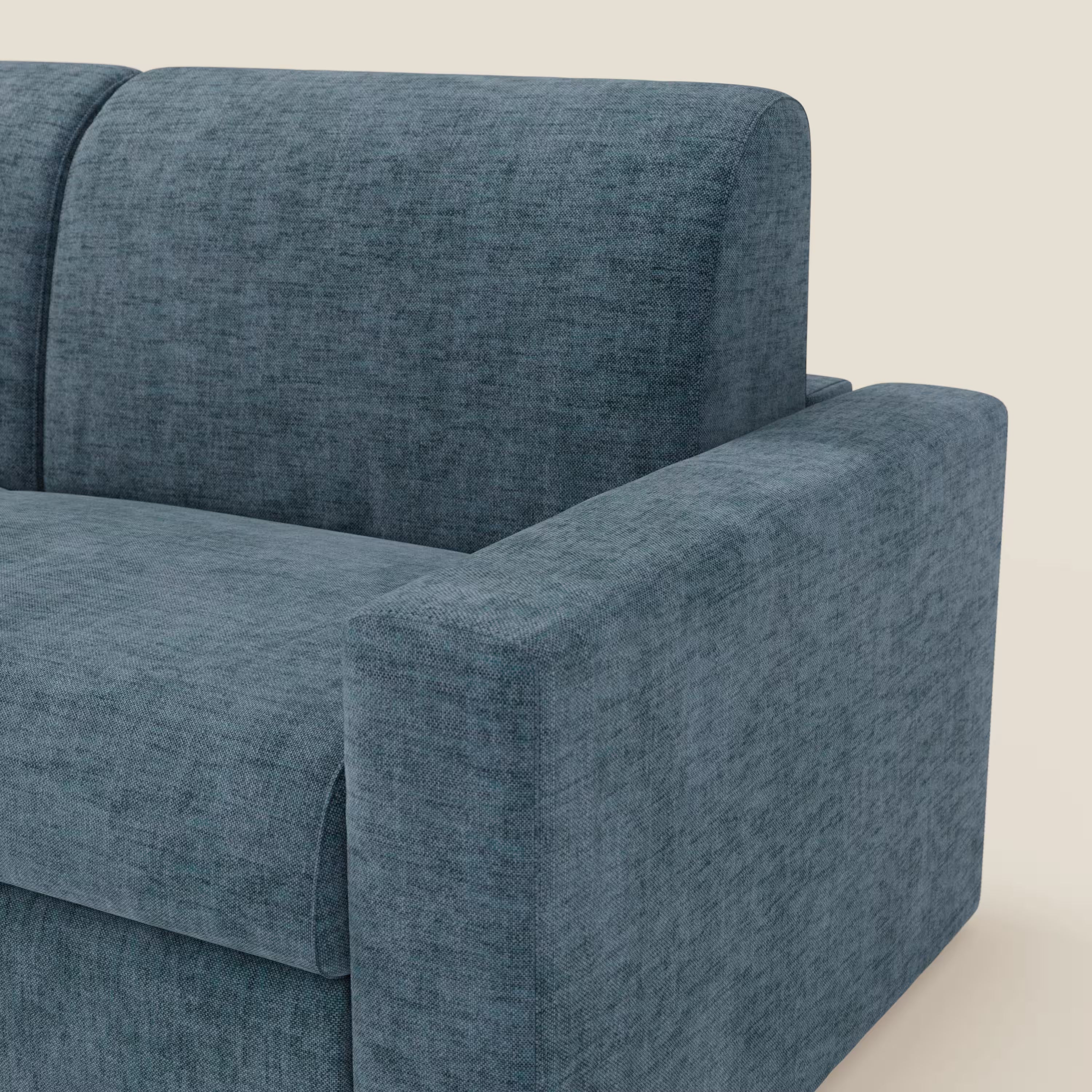 Primo piano del lato destro del Diomede Divano letto matrimoniale in velluto Easy Clean sfoderabile T35 blu di Divani.Store, che mostra il tessuto testurizzato, lo spesso bracciolo imbottito e la seduta su uno sfondo bianco sporco.