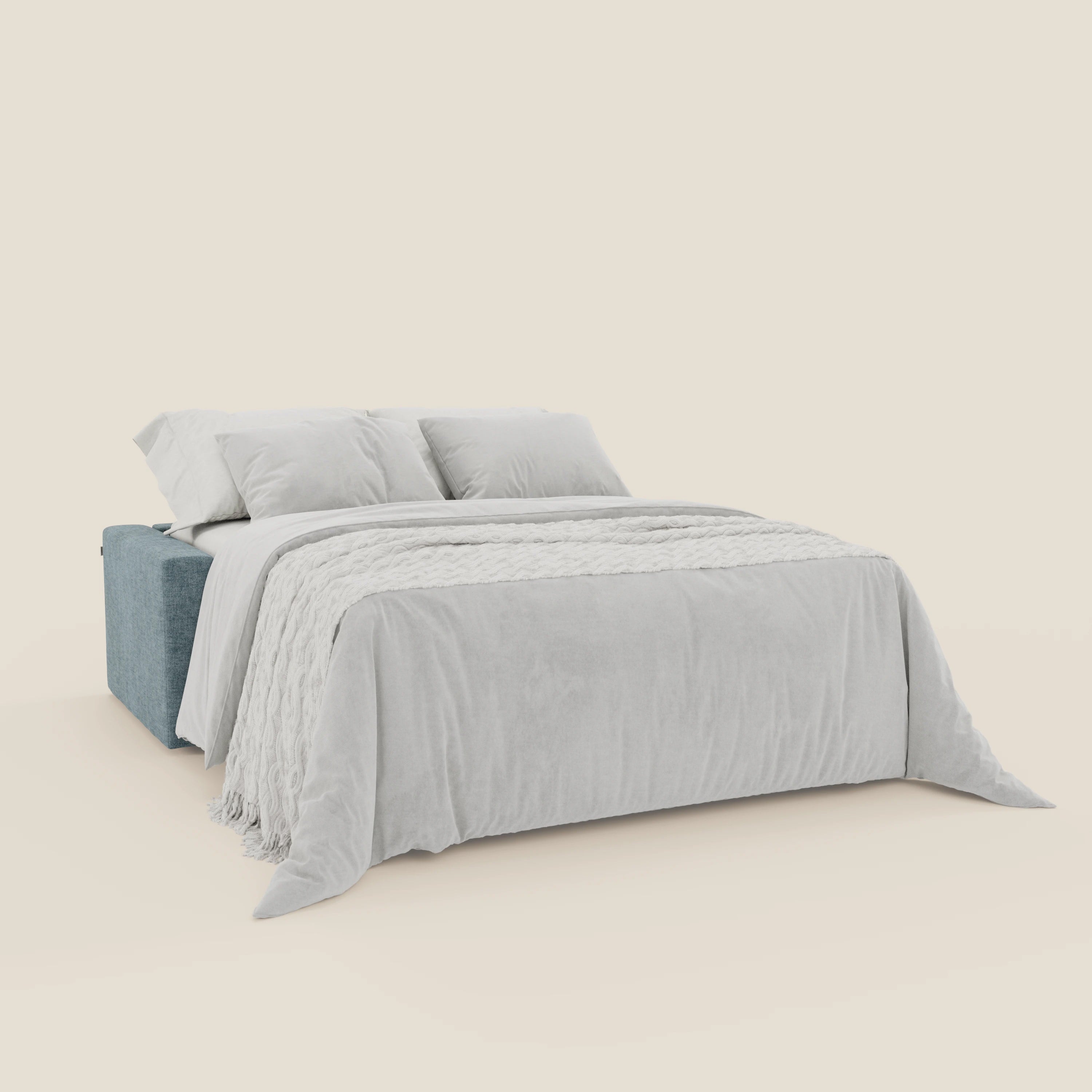 Il divano letto matrimoniale Diomede di Divani.Store è caratterizzato da un design moderno, da un velluto blu (T35 carta da zucchero) sfoderabile e facile da pulire, da un piumone grigio chiaro, da due cuscini coordinati e da una coperta strutturata su sfondo bianco sporco.