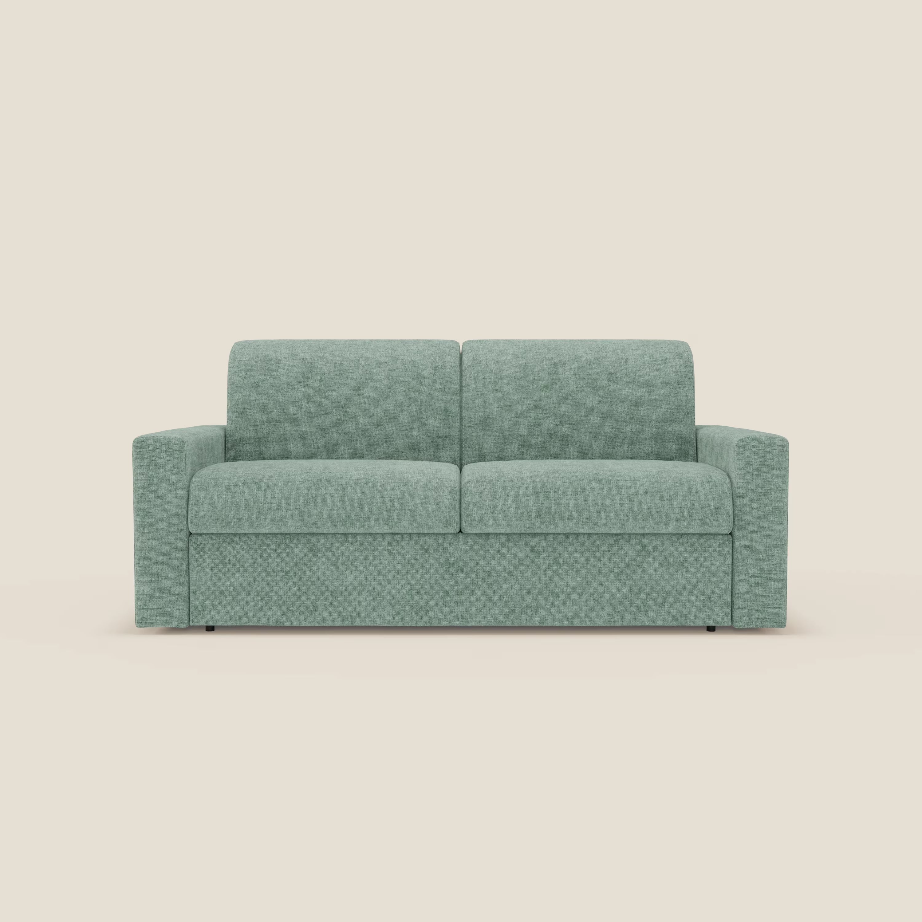 Il divano letto matrimoniale Diomede di Divani.Store, in velluto T35 verde acqua facile da pulire, presenta un design moderno e squadrato con ampi braccioli, due cuscini per la seduta e lo schienale e linee minimaliste su un semplice sfondo bianco sporco.