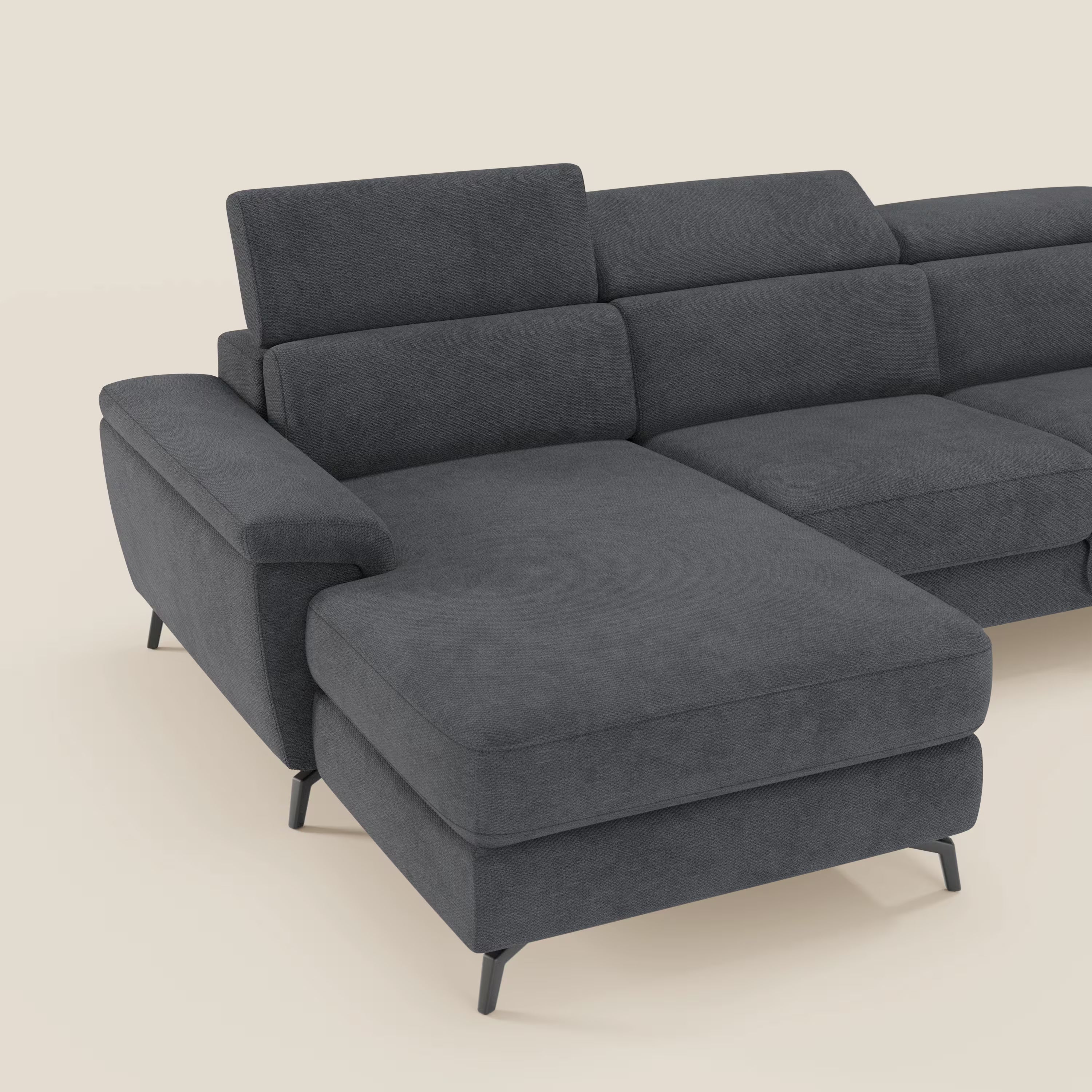 Estro Divano estraibile di Divani.Store è caratterizzato da tessuto impermeabile T14 antracite, chaise-longue a sinistra per una forma a L, poggiatesta reclinabili, ampi cuscini di seduta e gambe in metallo angolate nere, il tutto su uno sfondo chiaro.