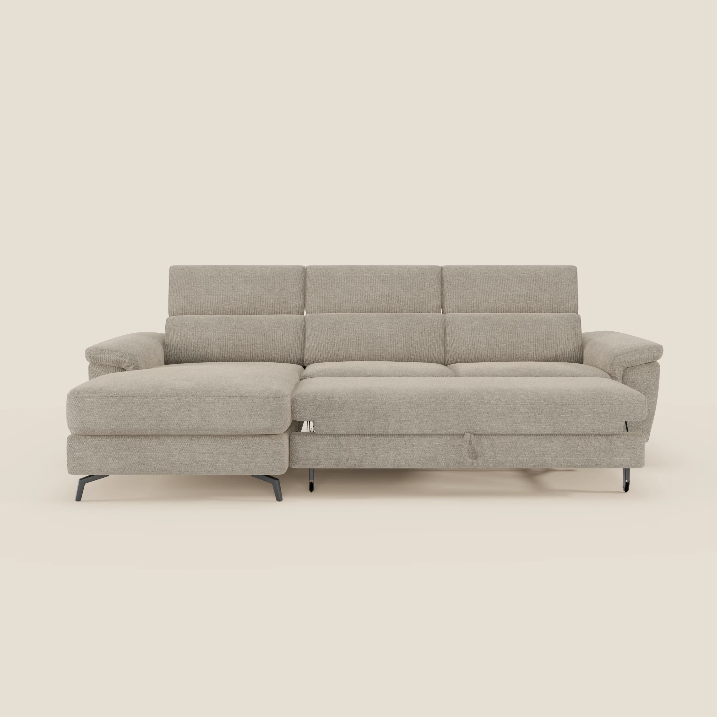 Il divano Estro estraibile di Divani.Store è caratterizzato da un tessuto impermeabile T14 beige, chaise-longue a sinistra, tre poggiatesta reclinabili, ampi cuscini e sottili gambe nere. Si staglia su un semplice sfondo bianco sporco.