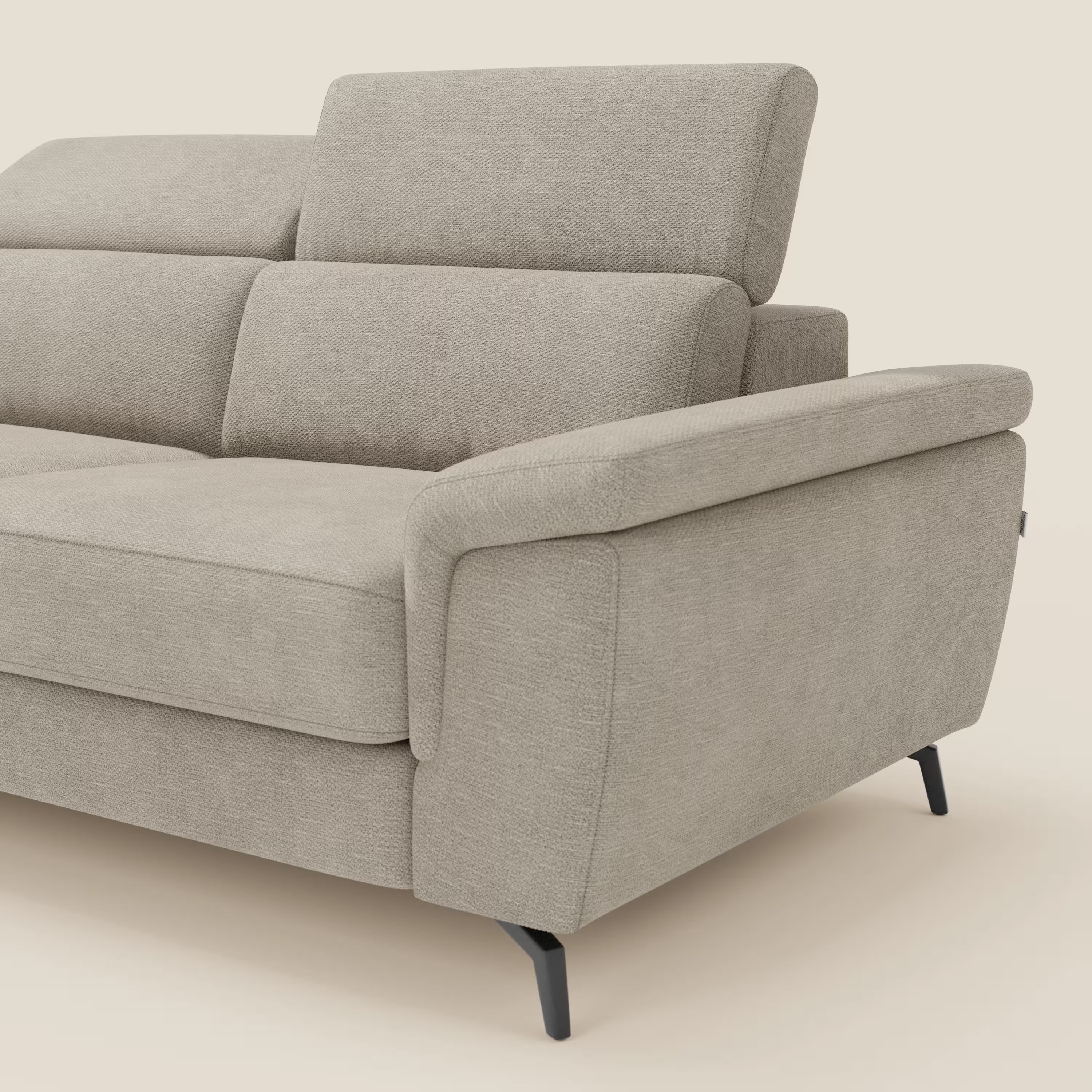 Il divano Estro estraibile di Divani.Store è caratterizzato da un tessuto impermeabile T14 beige, chaise-longue, cuscini morbidi, ampi braccioli imbottiti, gambe in metallo angolate nere e poggiatesta regolabili, raffigurati uno alzato e uno abbassato su sfondo chiaro.