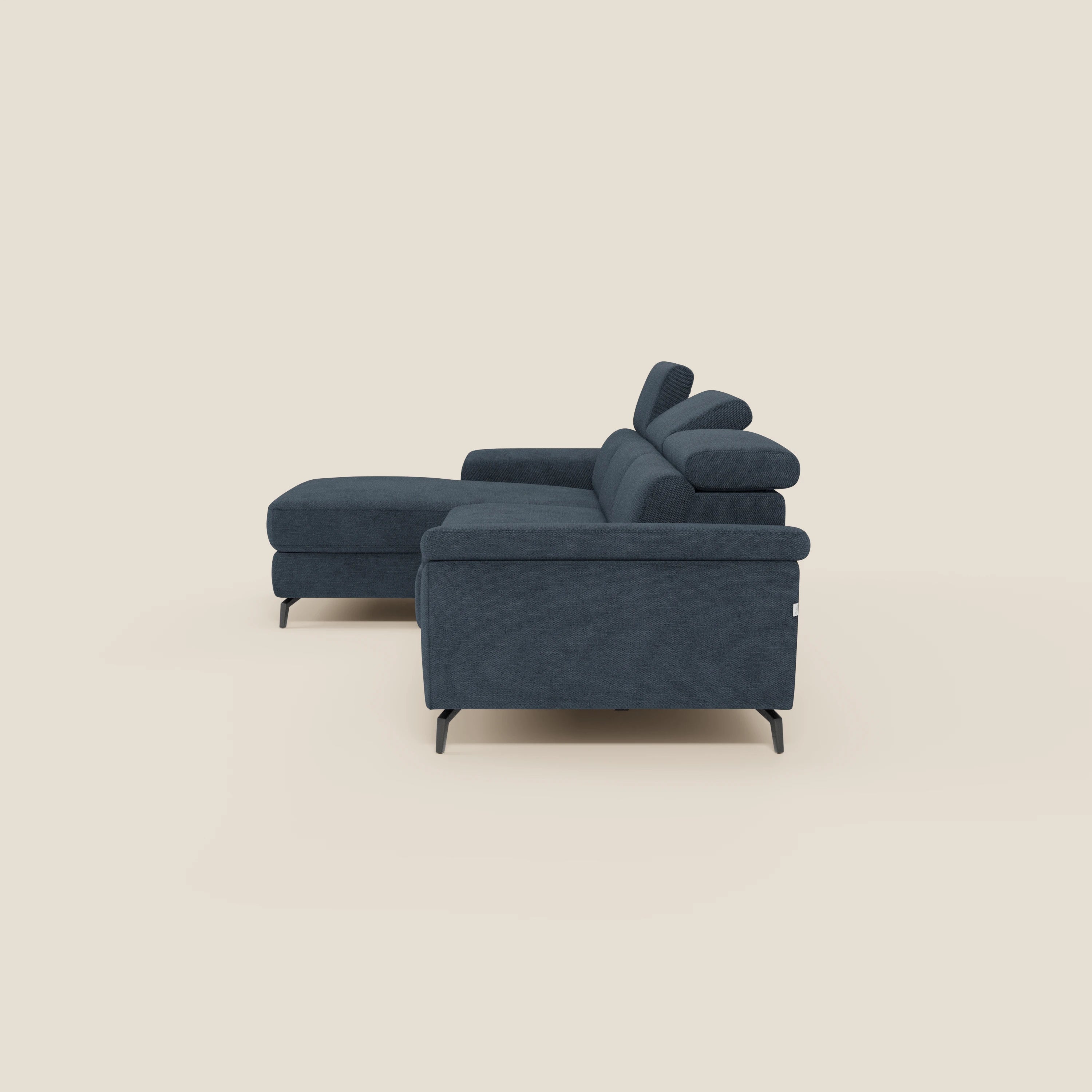 L'Estro Divano estraibile con chaise-longue e poggiatesta reclinabili in tessuto impermeabile T14 blu di Divani.Store presenta un design moderno a forma di L con cuscini morbidi, poggiatesta regolabili ed eleganti gambe in metallo nero su uno sfondo beige chiaro.