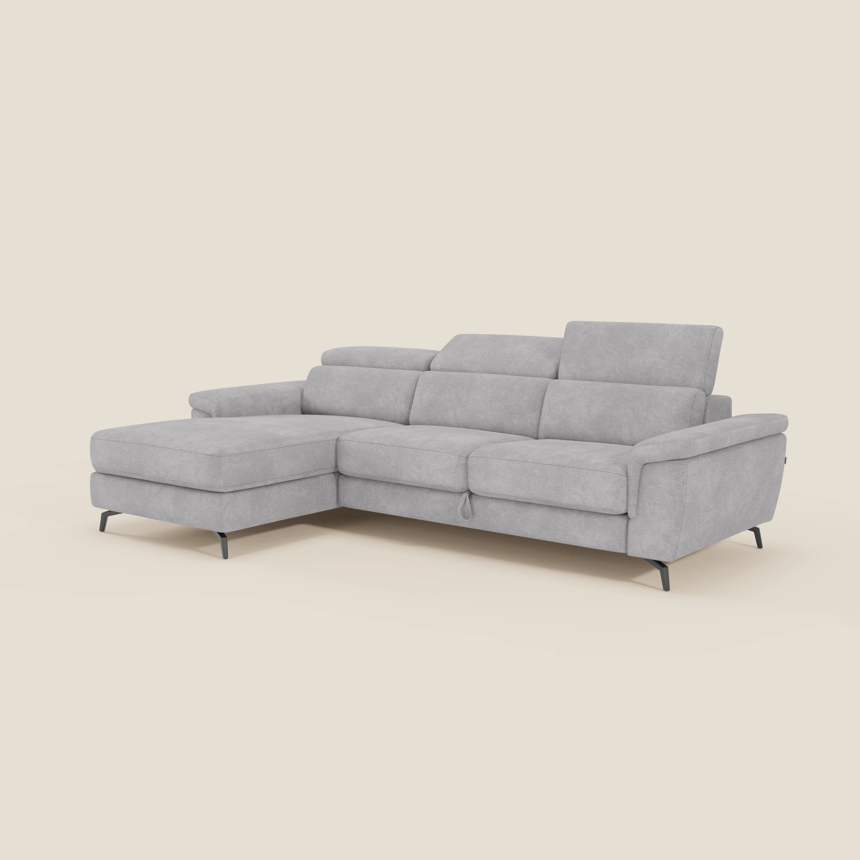Estro Divano estraibile di Divani.Store in tessuto impermeabile T14 grigio chiaro è caratterizzato da una chaise-longue a sinistra, poggiatesta reclinabili, sedute morbide e gambe nere sottili per un comfort elegante su uno sfondo beige.