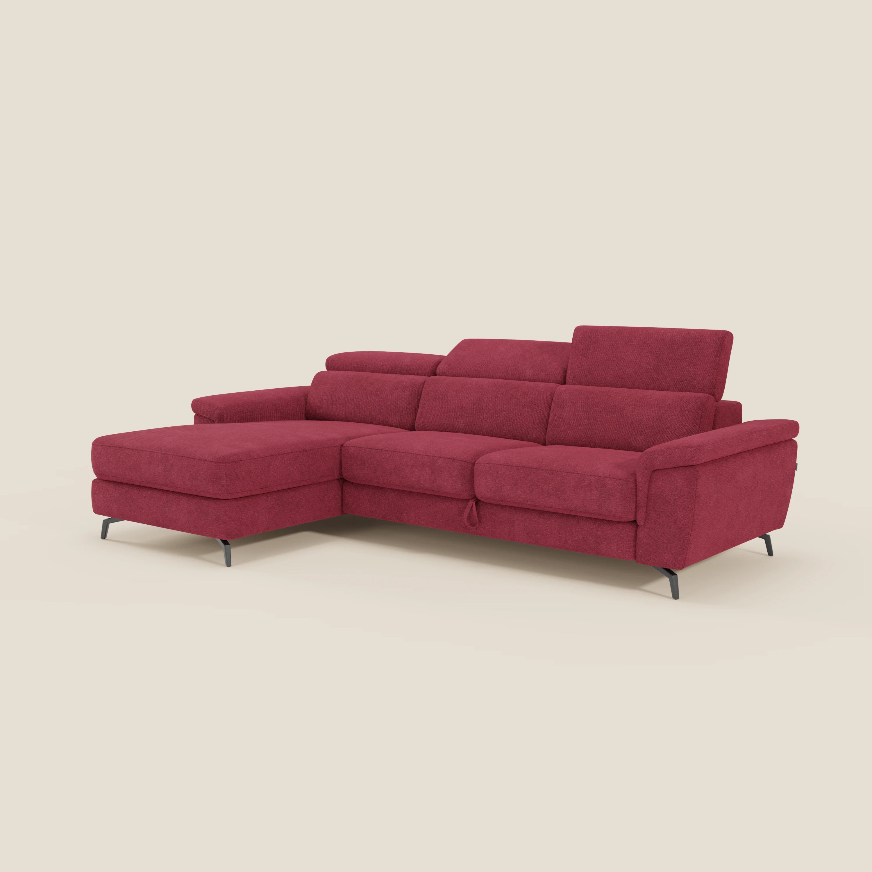 Estro Divano estraibile di Divani.Store è dotato di tre sedute, chaise-longue a sinistra, poggiatesta reclinabili e rivestimento in tessuto impermeabile T14 rosso con gambe sottili nere su sfondo beige.