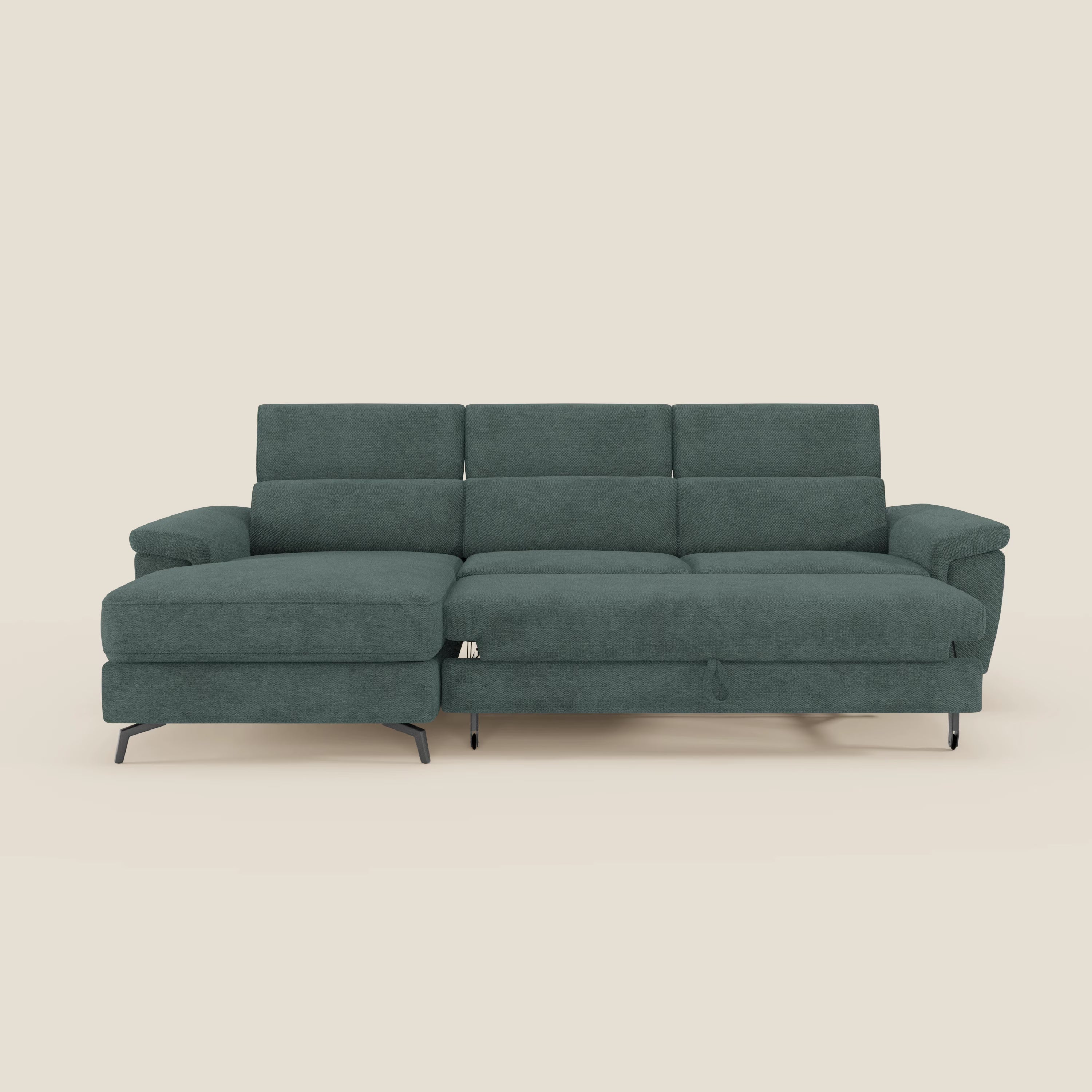 Il divano estraibile Estro di Divani.Store è dotato di chaise-longue sinistra, poggiatesta reclinabili, gambe nere sottili e cuscini in tessuto impermeabile T14 verde, su sfondo beige.