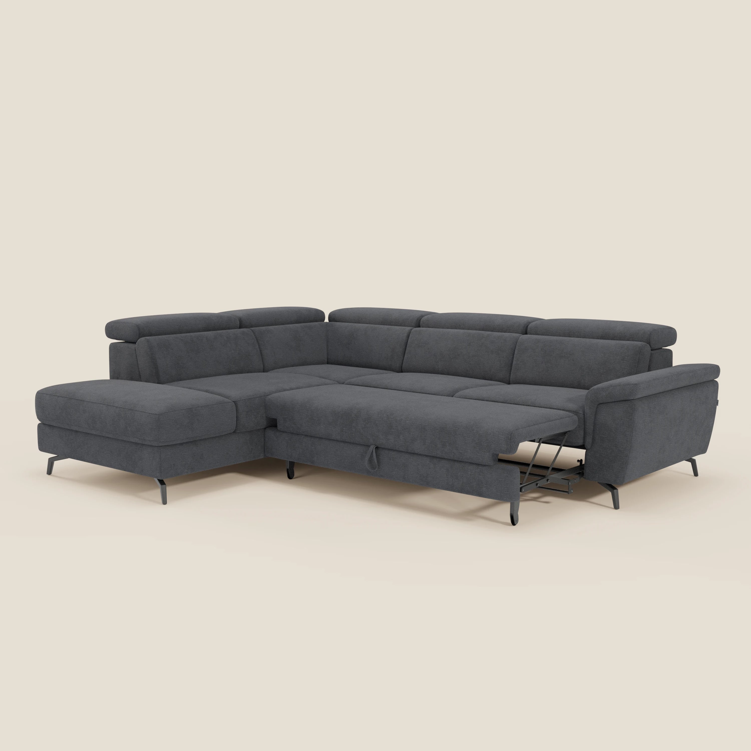 Il divano angolare estraibile Estro Divano di Divani.Store in T14 antracite è dotato di poggiatesta reclinabili, seduta estraibile, chaise lounge sul lato sinistro, poggiapiedi allungato e gambe nere sottili, ideali per gli spazi moderni. Il rivestimento è in tessuto impermeabile.