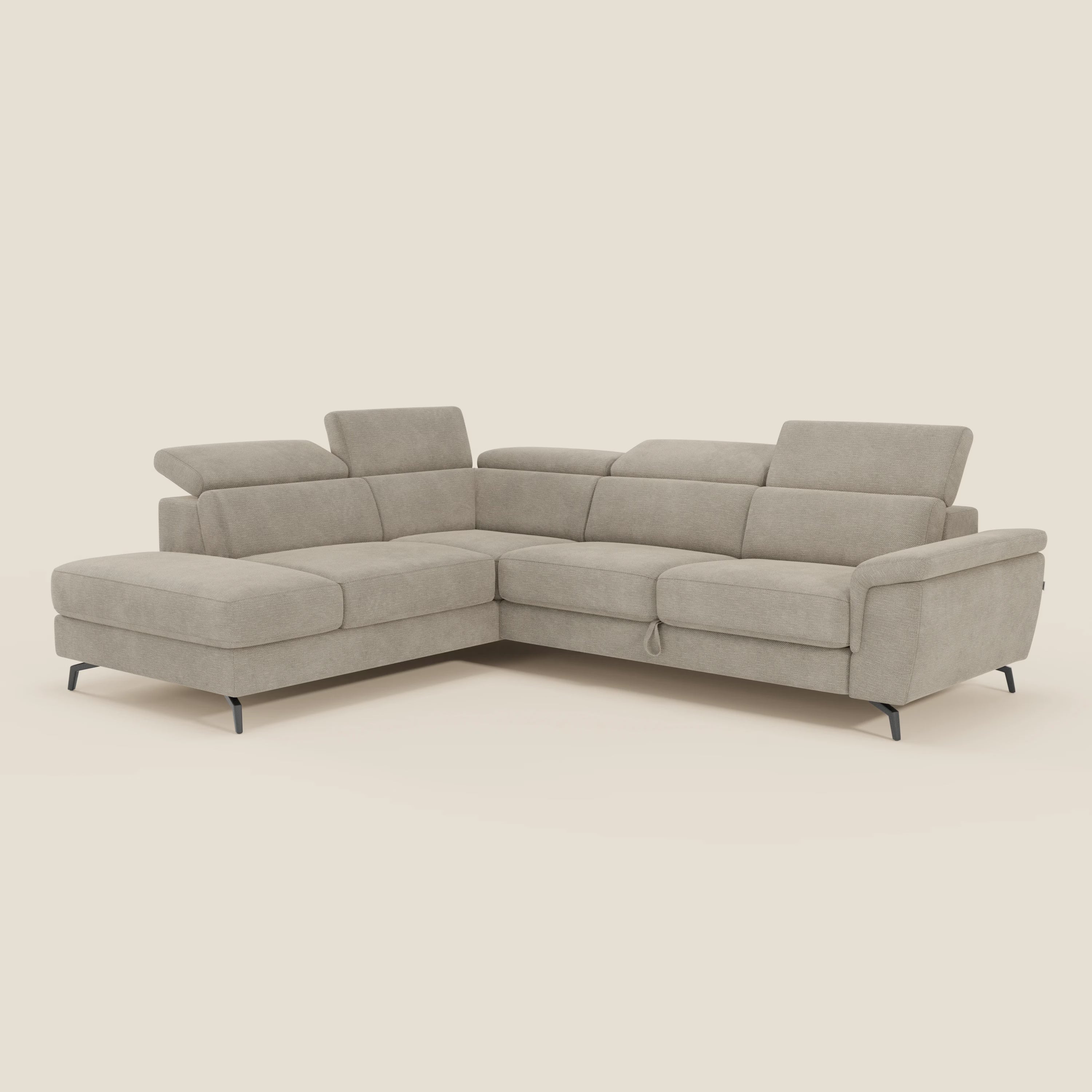 Il divano angolare estraibile Estro Divano di Divani.Store è caratterizzato da poggiatesta reclinabili, ampi cuscini di seduta e sottili gambe in metallo nero. Rivestito in tessuto impermeabile T14 beige, le sue linee pulite offrono un look elegante e moderno.