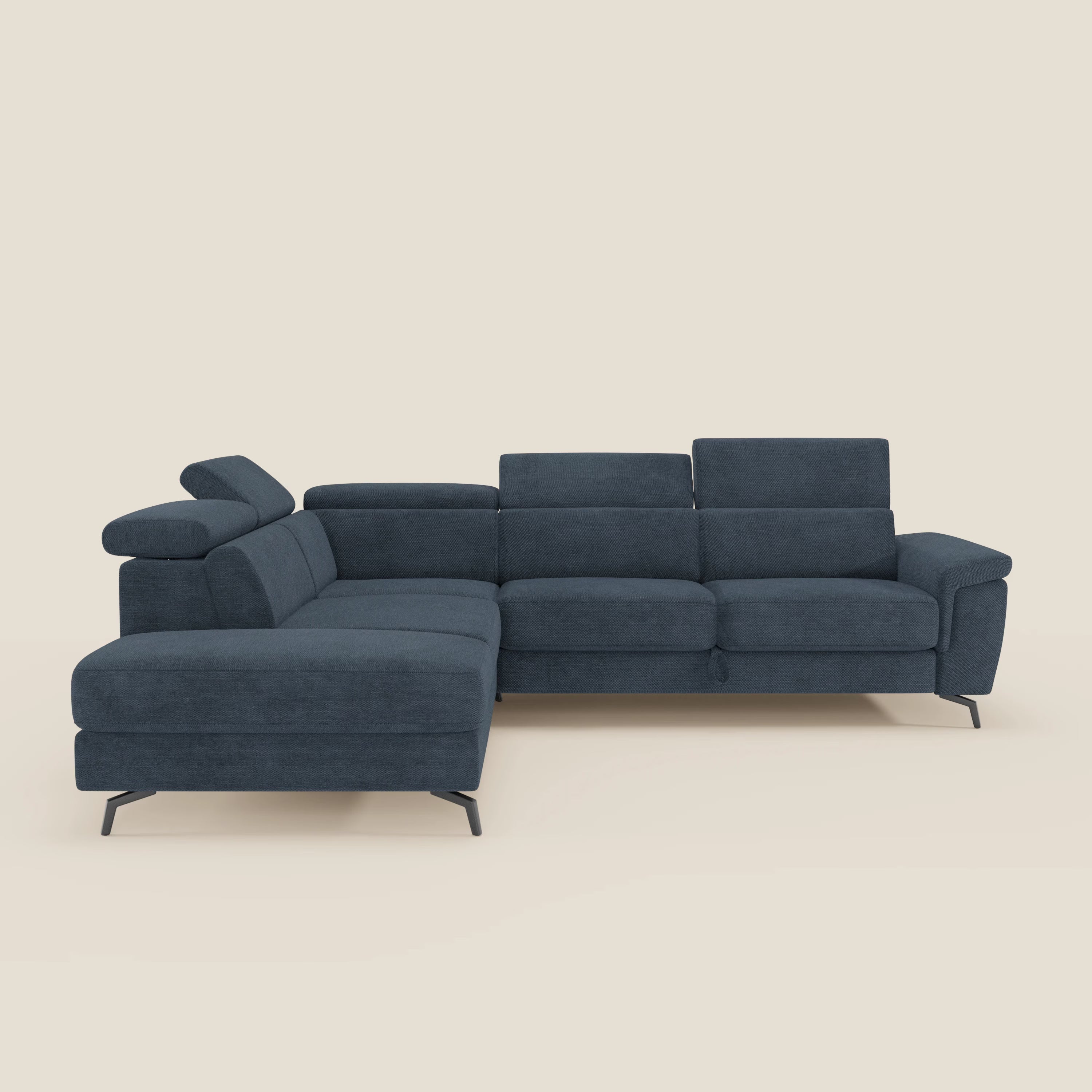 Il divano angolare estraibile Estro Divano di Divani.Store è caratterizzato da un moderno tessuto impermeabile T14 blu scuro, poggiatesta regolabili, cuscini spessi, gambe sottili in metallo nero e chaise longue sinistra, su sfondo bianco sporco.