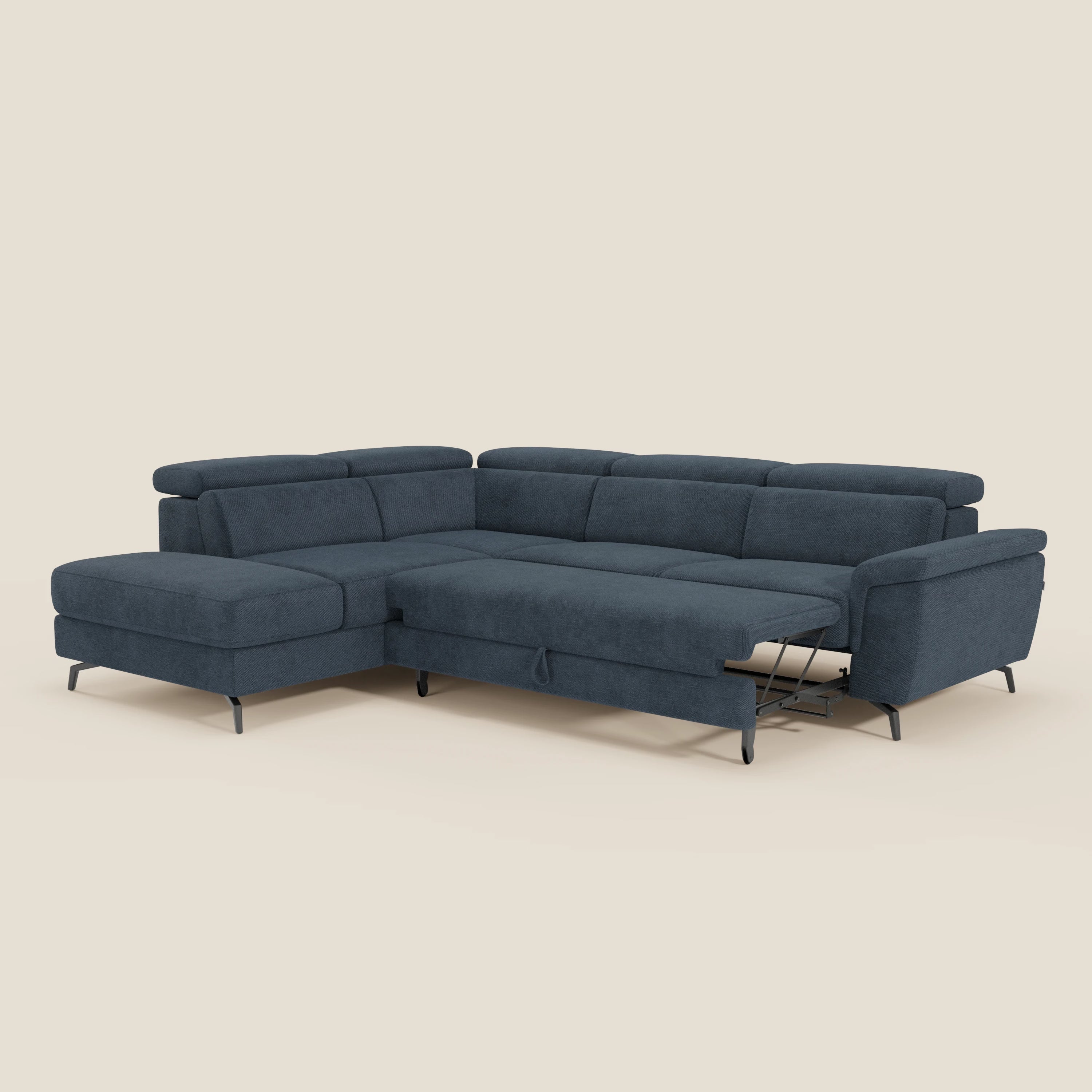 Il divano angolare estraibile Estro Divano di Divani.Store, in tessuto impermeabile blu T14 con poggiatesta reclinabili, è caratterizzato da gambe nere, chaise lounge sul lato sinistro e sezione letto estraibile parzialmente dispiegata su uno sfondo beige chiaro.