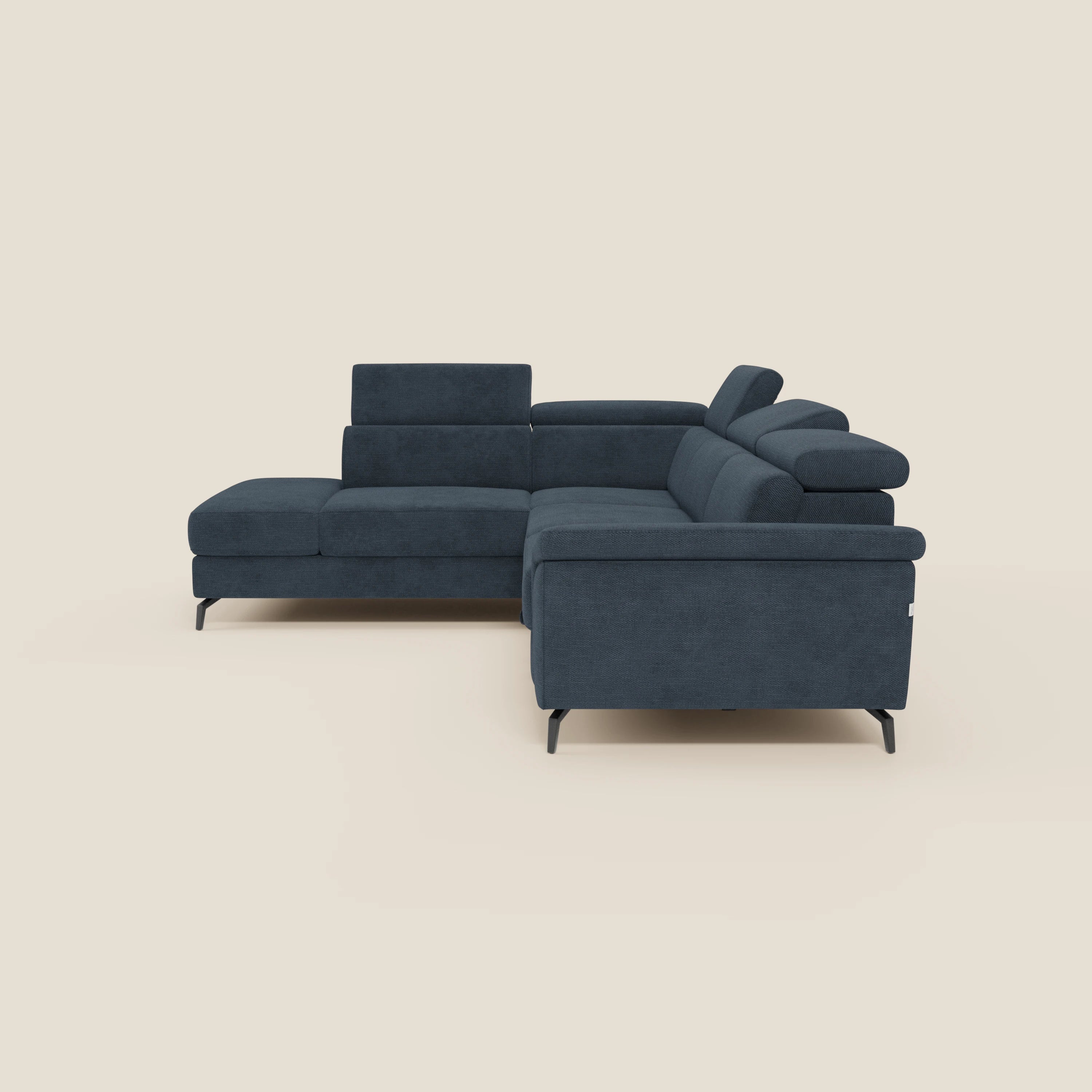 Il divano angolare estraibile Estro di Divani.Store è caratterizzato da poggiatesta reclinabili, braccioli bassi, gambe sottili in metallo nero e rivestimento in tessuto T14 impermeabile blu per un comfort moderno su sfondo beige chiaro.