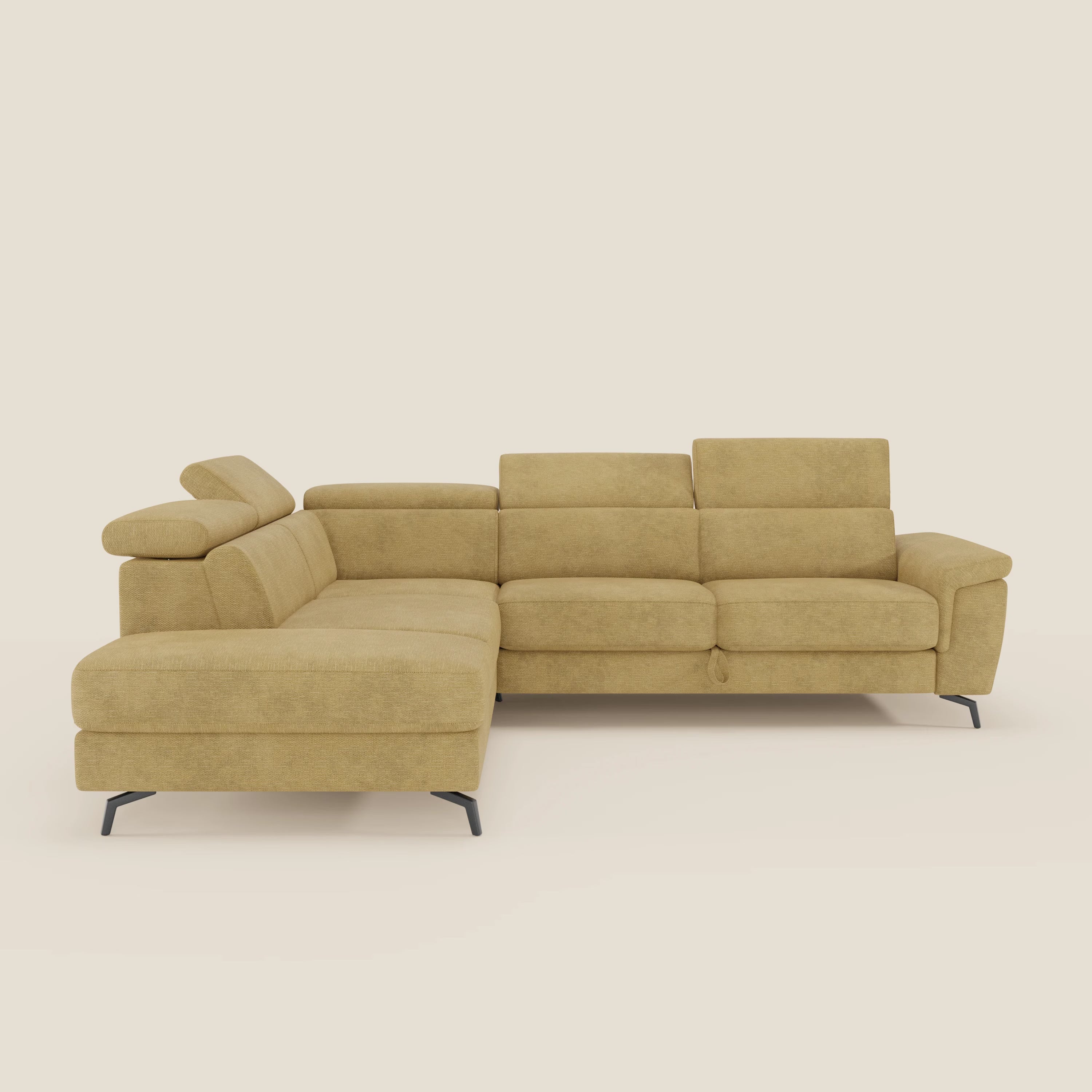 Il divano angolare Estro di Divani.Store è caratterizzato da T14 giallo tessuto impermeabile, poggiatesta reclinabili, sottili gambe nere in metallo e sedute profonde, perfetto per ogni salotto moderno su sfondo bianco.