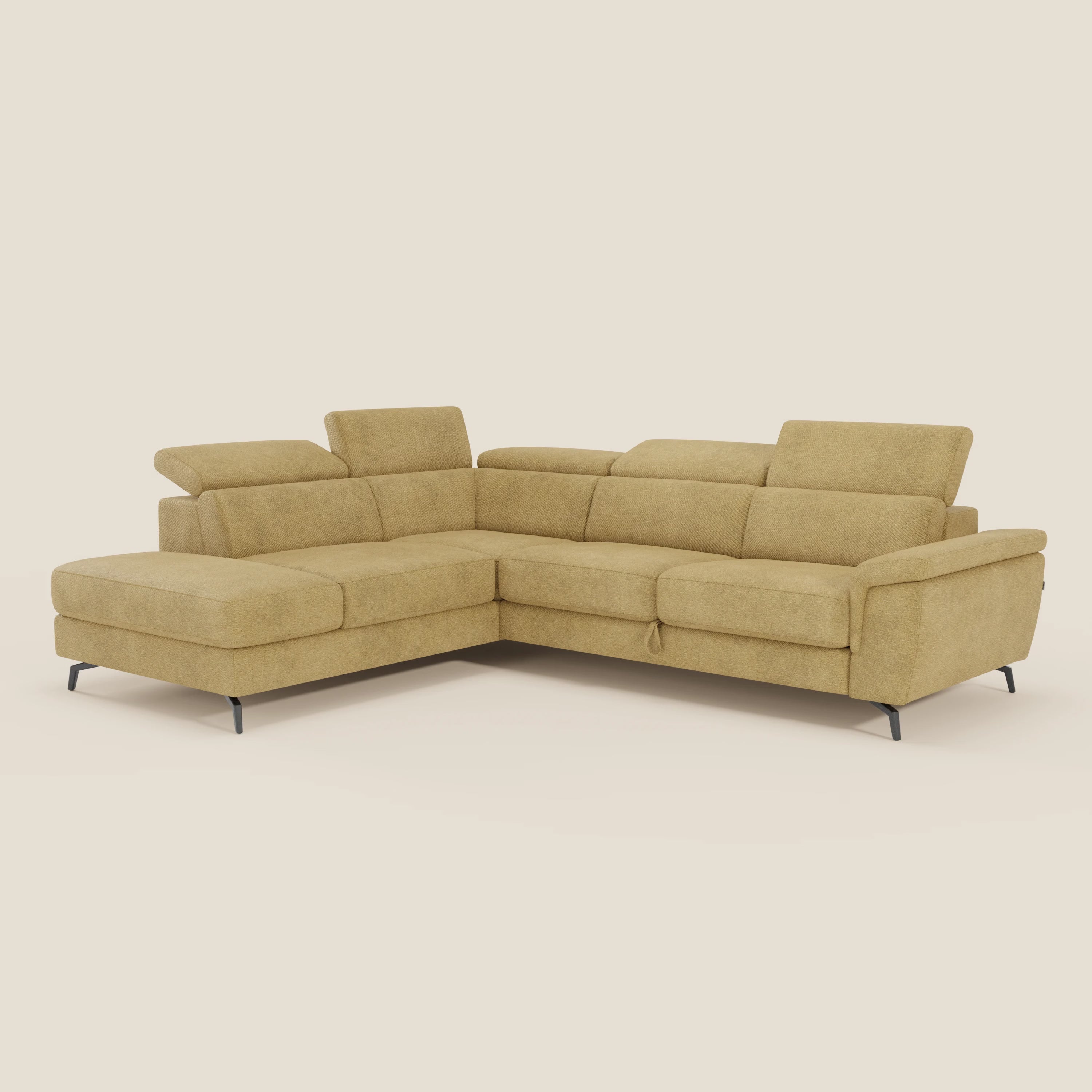 L'Estro Divano angolare estraibile di Divani.Store, in impermeabile T14 giallo e sottili gambe nere, è caratterizzato da poggiatesta reclinabili e ampi cuscini di seduta. Il modello è presentato su un semplice sfondo bianco sporco.